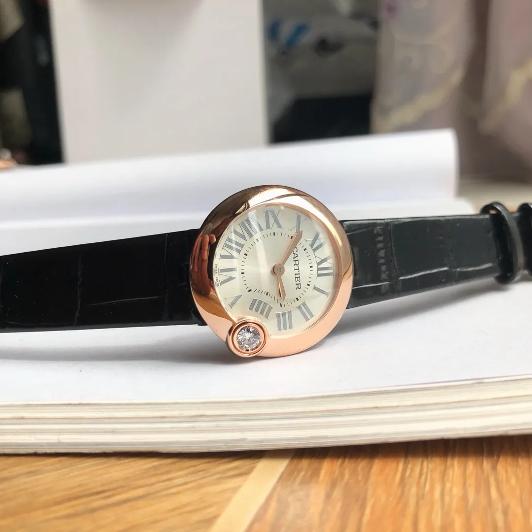 【High-end replica】💰1240! Cartier’s new white balloon series, since the blue balloon has attracted countless fans, then I will make it its sister model! Cartier BALLON BLANC DE CARTIER women's watch Swiss quartz sapphire crystal glass dial material silver-plated sunray pattern frosted dial sword-shaped gold-plated hands case material inlaid with brilliant-cut round diamonds 4 o'clock position inlaid with brilliant-cut round diamonds watch diameter 30 mm thickness 8.40 mm, supports counter comparison, lifetime warranty, preferred gift, sell one piece less than one piece.