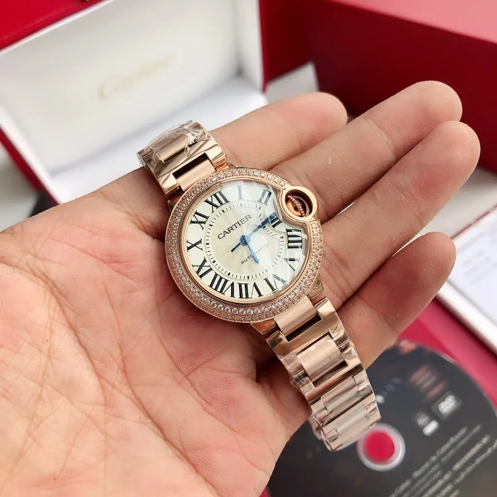 [Customized all-in-one machine] 💰2500 men and 1450 women! Cartier Blue Balloon 33mm, 42mm Couple Matching Blue Balloon [Color] More beautiful combinations are waiting for you to discover [Upon appearance, heavily honed] After many years of long-term development, it has finally become a sharp weapon, the first choice for love, a hot-selling hot model [Color] The 42mm men's model of the Blue Balloon series is equipped with imported 9015 all-in-one machine movement, and the details of the shell appearance are exquisite and beautiful The 33mm women's model is equipped with the original Seiko NH05 movement, which is as thin as 10.8mm, slender and round, and vividly reproduces the essence of the original genuine product. Based on the above-mentioned details, the overall shell shape and appearance lines are beautiful and highly integrated, integrating multiple high-end craftsmanship!