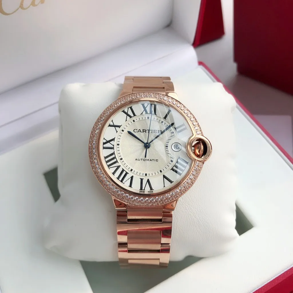 [Customized all-in-one machine] 💰2500 men and 1450 women! Cartier Blue Balloon 33mm, 42mm Couple Matching Blue Balloon [Color] More beautiful combinations are waiting for you to discover [Upon appearance, heavily honed] After many years of long-term development, it has finally become a sharp weapon, the first choice for love, a hot-selling hot model [Color] The 42mm men's model of the Blue Balloon series is equipped with imported 9015 all-in-one machine movement, and the details of the shell appearance are exquisite and beautiful The 33mm women's model is equipped with the original Seiko NH05 movement, which is as thin as 10.8mm, slender and round, and vividly reproduces the essence of the original genuine product. Based on the above-mentioned details, the overall shell shape and appearance lines are beautiful and highly integrated, integrating multiple high-end craftsmanship!