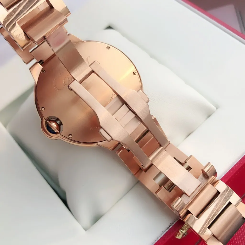 [Customized all-in-one machine] 💰2500 men and 1450 women! Cartier Blue Balloon 33mm, 42mm Couple Matching Blue Balloon [Color] More beautiful combinations are waiting for you to discover [Upon appearance, heavily honed] After many years of long-term development, it has finally become a sharp weapon, the first choice for love, a hot-selling hot model [Color] The 42mm men's model of the Blue Balloon series is equipped with imported 9015 all-in-one machine movement, and the details of the shell appearance are exquisite and beautiful The 33mm women's model is equipped with the original Seiko NH05 movement, which is as thin as 10.8mm, slender and round, and vividly reproduces the essence of the original genuine product. Based on the above-mentioned details, the overall shell shape and appearance lines are beautiful and highly integrated, integrating multiple high-end craftsmanship!