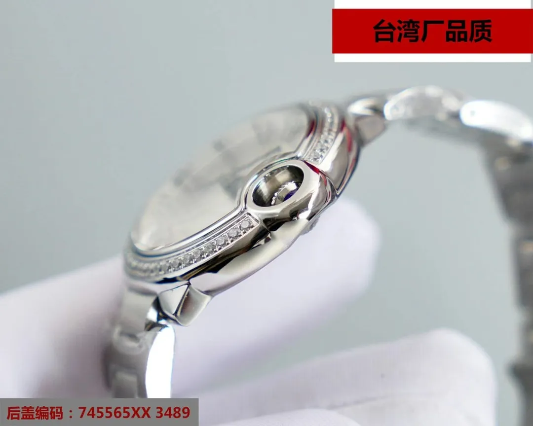 Cartier Blue Balloon Women's Watch This series of watches is famous for its delicate style and elegant style in Cartier watchmaking industry. Of course, this watch must have such characteristics. The color of the stainless steel case makes the watch as light as a balloon, and the blue crown seems to have disobediently deviated from the original planned trajectory, like a playful couple. The Roman numerals on the dial look retro and deep, decorated with guilloche patterns and sword-shaped hands. The entire watch gives people a delicate and considerate feel. Isn’t this what couples need? Built-in: Japan's Citizen fully automatic machine, also with Swiss quartz, water drop (fish eye bubble) sapphire glass mirror, highly waterproof, burnt steel blue pointer color, curvature shape of the crown
