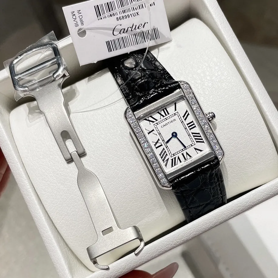 【High-end replica】💰1360! Cartier tank series retro watch TANK tank series! The lettering adopts three-dimensional protrusion, 316L stainless steel version, couple watch, imported Swiss movement, three codes in one. Medium size 27MMX34MM, small size 24MMX31MM. The details are polished, the color of the hands, the curvature of the handle, the original pebbled leather belt, the original stainless steel belt, with sticker code, color distribution: white shell, gold shell, rose gold shell, strap colors are complete! Imported Swiss movement, Sapphire TankSolo’s ingenuity is worth owning!