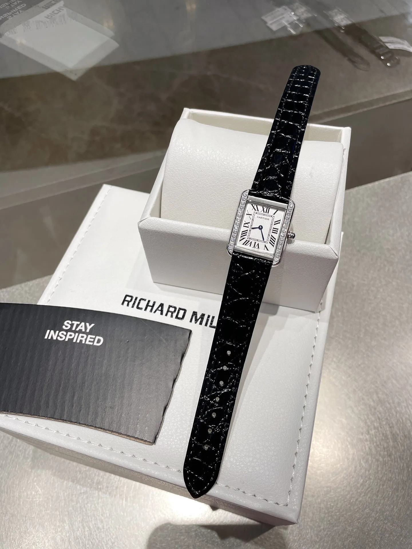 【High-end replica】💰1360! Cartier tank series retro watch TANK tank series! The lettering adopts three-dimensional protrusion, 316L stainless steel version, couple watch, imported Swiss movement, three codes in one. Medium size 27MMX34MM, small size 24MMX31MM. The details are polished, the color of the hands, the curvature of the handle, the original pebbled leather belt, the original stainless steel belt, with sticker code, color distribution: white shell, gold shell, rose gold shell, strap colors are complete! Imported Swiss movement, Sapphire TankSolo’s ingenuity is worth owning!