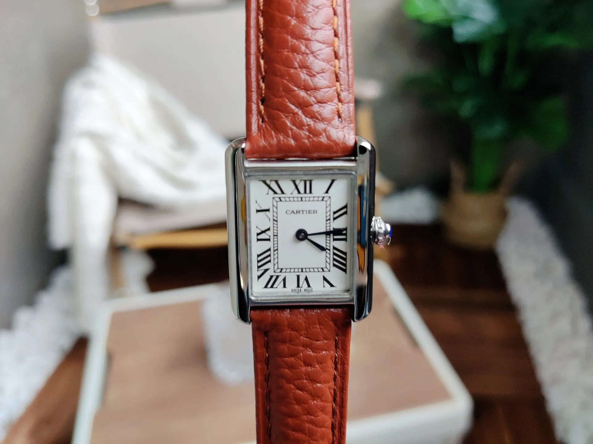 【High-end replica】💰1040! Cartier Tank series watch, high quality original model, stone movement. Fine watch steel case, round bead crown, inlaid with a cabochon synthetic spinel, silver-plated bead watch disc, Roman numeral hour markers, sword-shaped steel blue hands, crystal surface, imported calfskin watch with interchangeable strap, stainless steel folding watch folding buckle. Watch size: small size 31 x 24.4 mm, medium size 34.8 x 27.4 mm