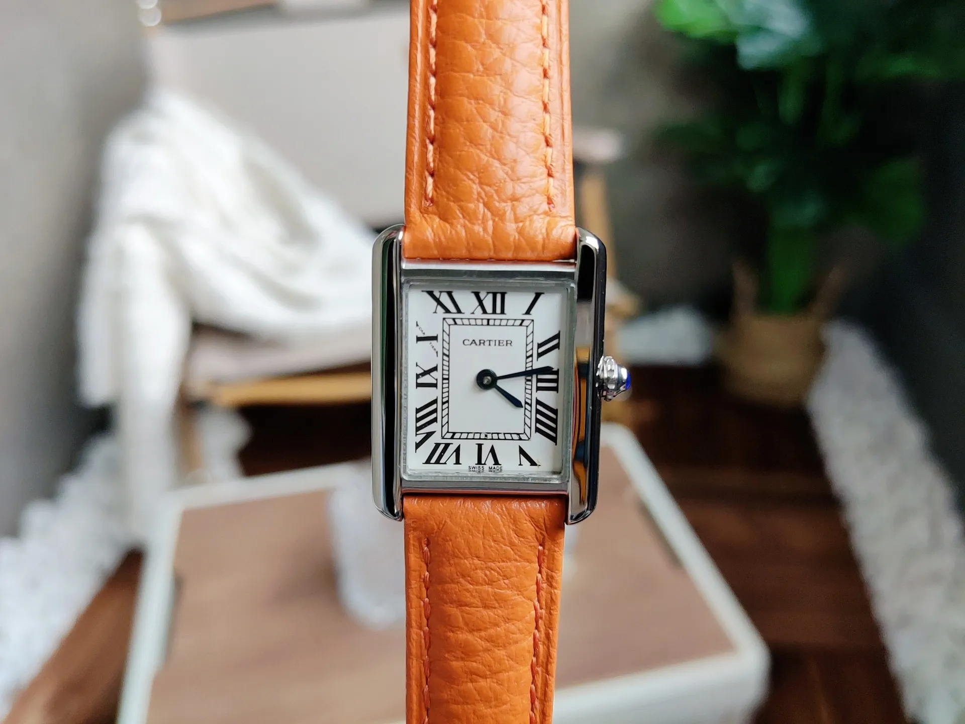【High-end replica】💰1040! Cartier Tank series watch, high quality original model, stone movement. Fine watch steel case, round bead crown, inlaid with a cabochon synthetic spinel, silver-plated bead watch disc, Roman numeral hour markers, sword-shaped steel blue hands, crystal surface, imported calfskin watch with interchangeable strap, stainless steel folding watch folding buckle. Watch size: small size 31 x 24.4 mm, medium size 34.8 x 27.4 mm