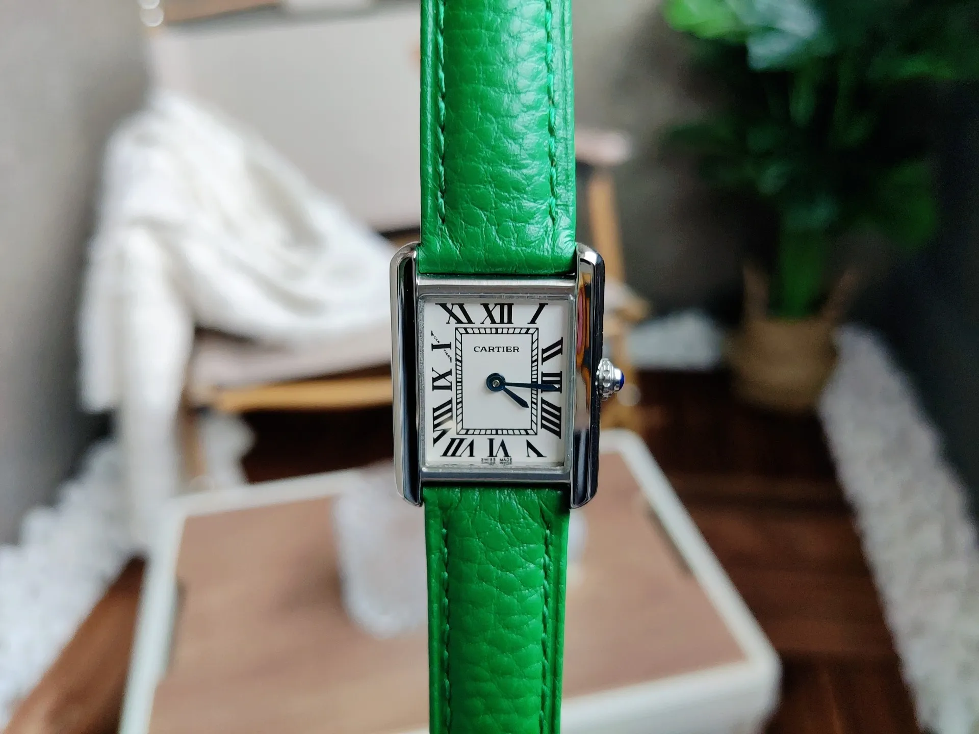 【High-end replica】💰1040! Cartier Tank series watch, high quality original model, stone movement. Fine watch steel case, round bead crown, inlaid with a cabochon synthetic spinel, silver-plated bead watch disc, Roman numeral hour markers, sword-shaped steel blue hands, crystal surface, imported calfskin watch with interchangeable strap, stainless steel folding watch folding buckle. Watch size: small size 31 x 24.4 mm, medium size 34.8 x 27.4 mm