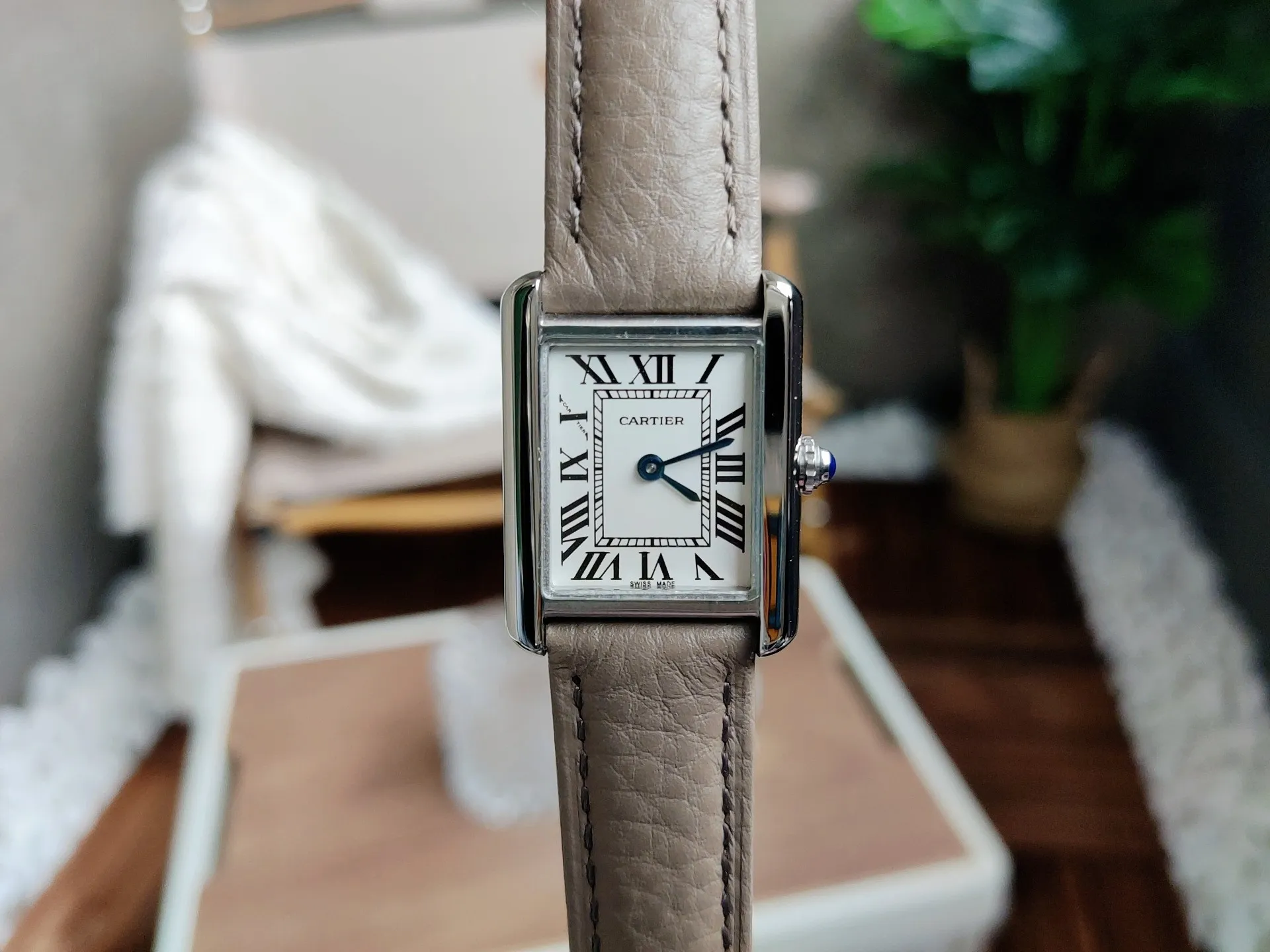 【High-end replica】💰1040! Cartier Tank series watch, high quality original model, stone movement. Fine watch steel case, round bead crown, inlaid with a cabochon synthetic spinel, silver-plated bead watch disc, Roman numeral hour markers, sword-shaped steel blue hands, crystal surface, imported calfskin watch with interchangeable strap, stainless steel folding watch folding buckle. Watch size: small size 31 x 24.4 mm, medium size 34.8 x 27.4 mm