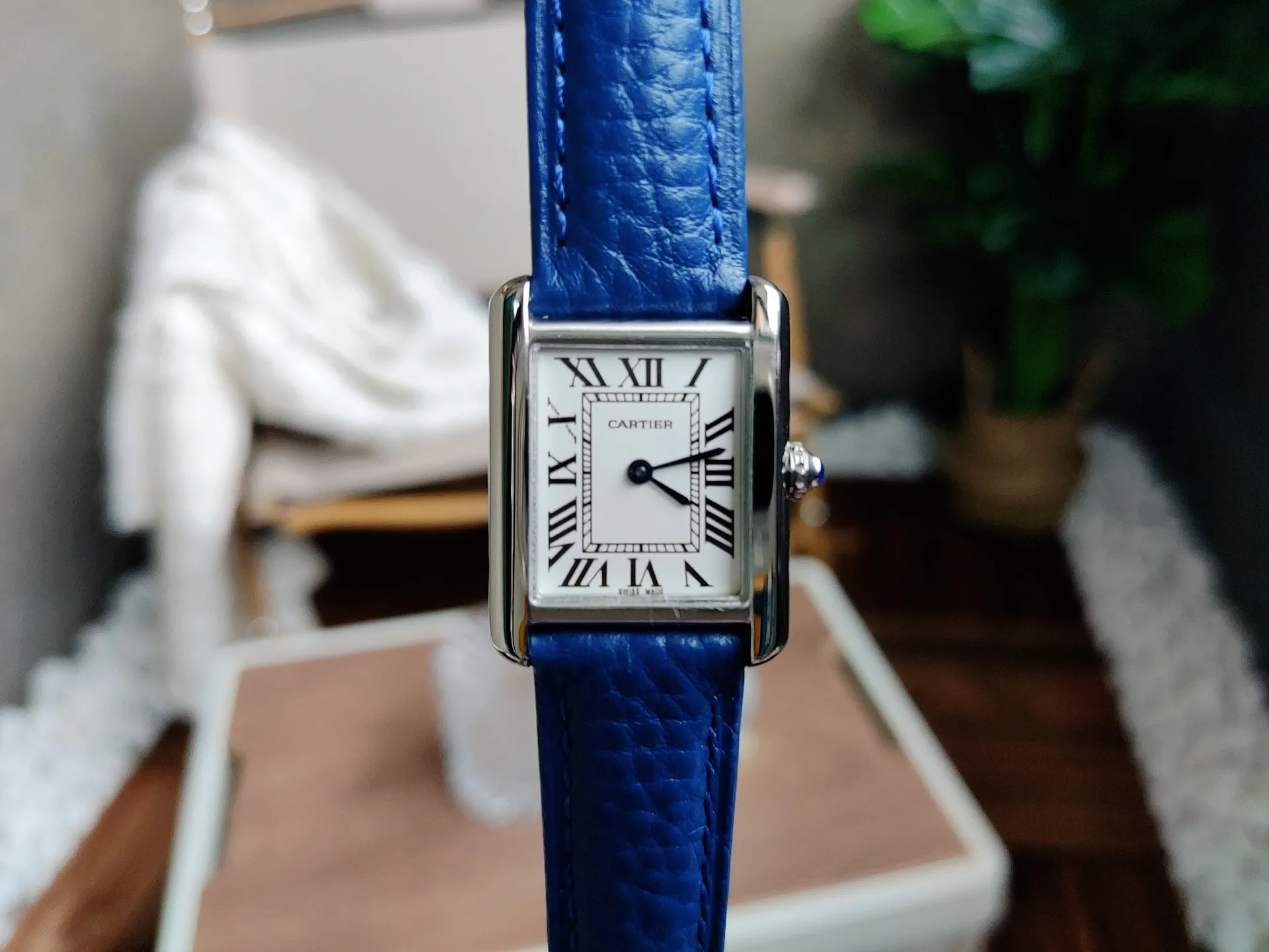 【High-end replica】💰1040! Cartier Tank series watch, high quality original model, stone movement. Fine watch steel case, round bead crown, inlaid with a cabochon synthetic spinel, silver-plated bead watch disc, Roman numeral hour markers, sword-shaped steel blue hands, crystal surface, imported calfskin watch with interchangeable strap, stainless steel folding watch folding buckle. Watch size: small size 31 x 24.4 mm, medium size 34.8 x 27.4 mm