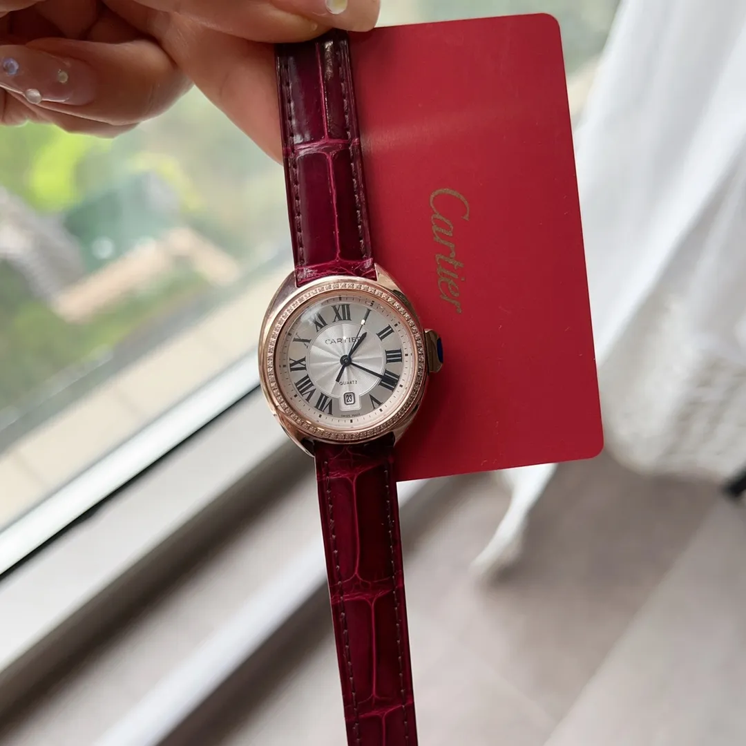 【Top replica】💰1720! Cartier women's watch crocodile leather high quality Kaka🔑key series The small 31mm key watch retains Cartier's classic design: Arabic numerals and sword-shaped blue steel hands. The top of the key-shaped crown is inlaid with a blue stone. The authentic engraved dial has sunburst decoration. The date display window is at 6 o'clock. The watch is equipped with an alligator leather strap, an imported original quartz movement, and a full stainless steel case. The classic design is very recognizable and suitable for any occasion. It is a very cost-effective watch.