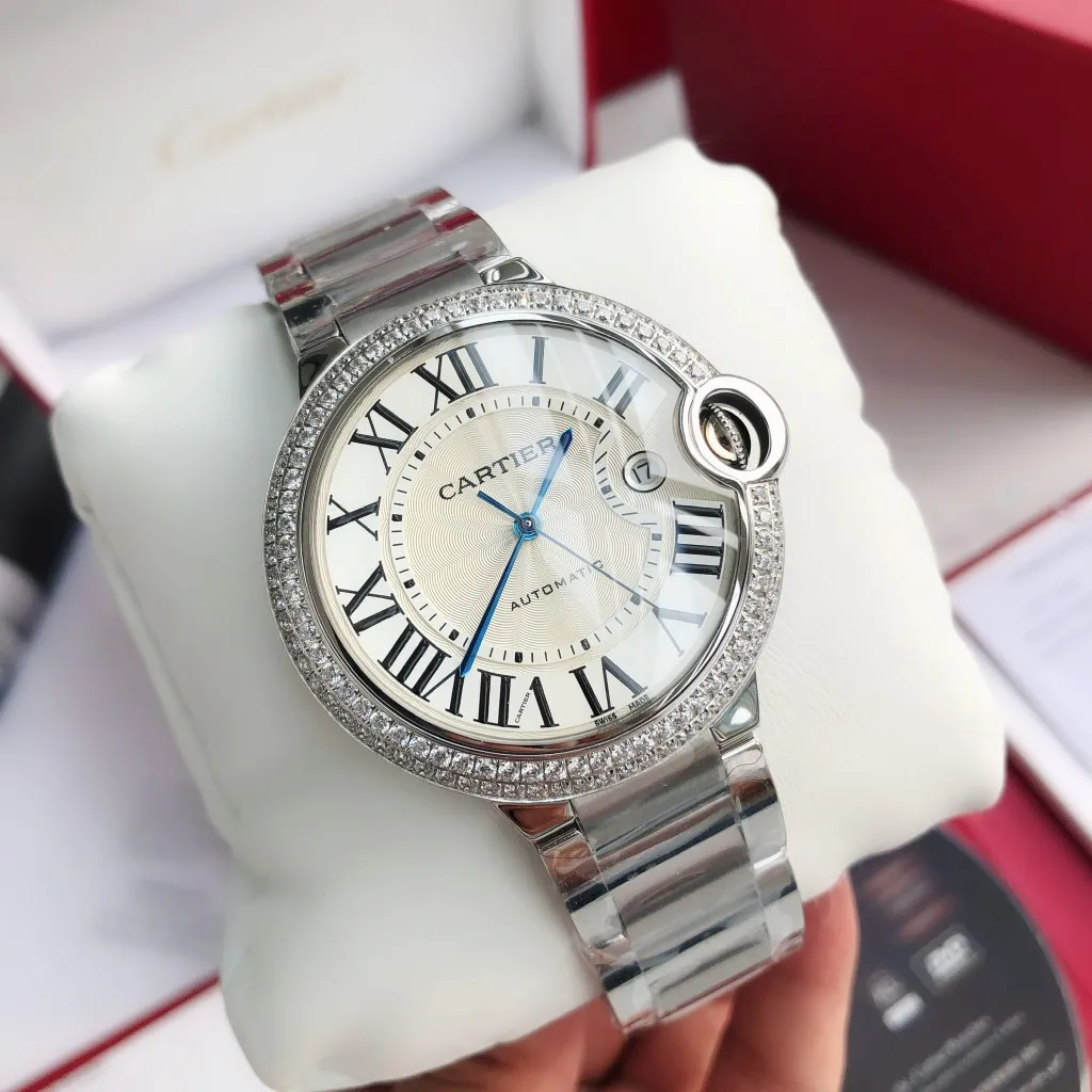 [Customized all-in-one machine]💰2360 men and 1380 women! Cartier Blue Balloon 33mm, 42mm Couple Matching Blue Balloon [Color] More beautiful combinations are waiting for you to discover [Upon appearance, heavily honed] After many years of long-term development, it has finally become a sharp weapon, the first choice for love, a hot-selling hot model [Color] The 42mm men's model of the Blue Balloon series is equipped with imported 9015 all-in-one machine movement, and the details of the shell appearance are exquisite and beautiful The 33mm women's model is equipped with the original Seiko NH05 movement, which is as thin as 10.8mm, slender and round, and vividly reproduces the essence of the original genuine product. Based on the above-mentioned details, the overall shell shape and appearance lines are beautiful and highly integrated, integrating multiple high-end craftsmanship!