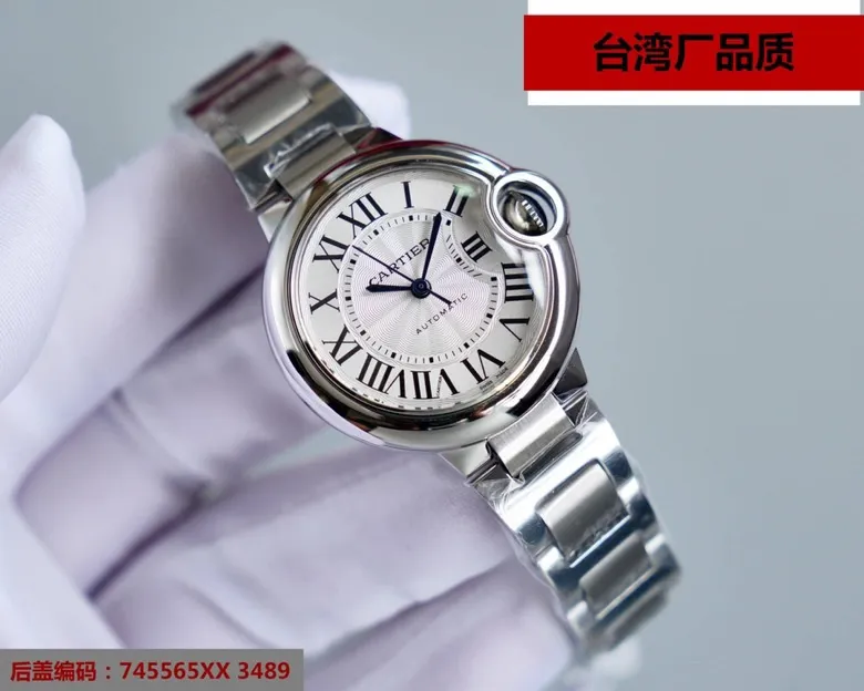 【Top replica】💰1920! Taiwan factory Blue Balloon V12 version, 33, 36 Japan machine, (look for the bottom cover code 745565xx3489), this series of watches is famous for its delicate style and elegant style in the Cartier watchmaking industry. Of course, this watch must have such characteristics. The color of the stainless steel case makes the watch as light as a balloon, and the blue crown seems to have disobediently deviated from the original planned trajectory, like a playful couple. The Roman numerals on the dial look retro and deep, decorated with guilloche patterns and sword-shaped hands. The entire watch gives people a delicate and considerate feel. Isn’t this what couples need? Built-in: Japan's Citizen fully automatic machine, also with Swiss quartz, water drop (fish eye bubble) sapphire glass mirror, highly waterproof, burnt steel blue pointer color, curvature shape of the crown