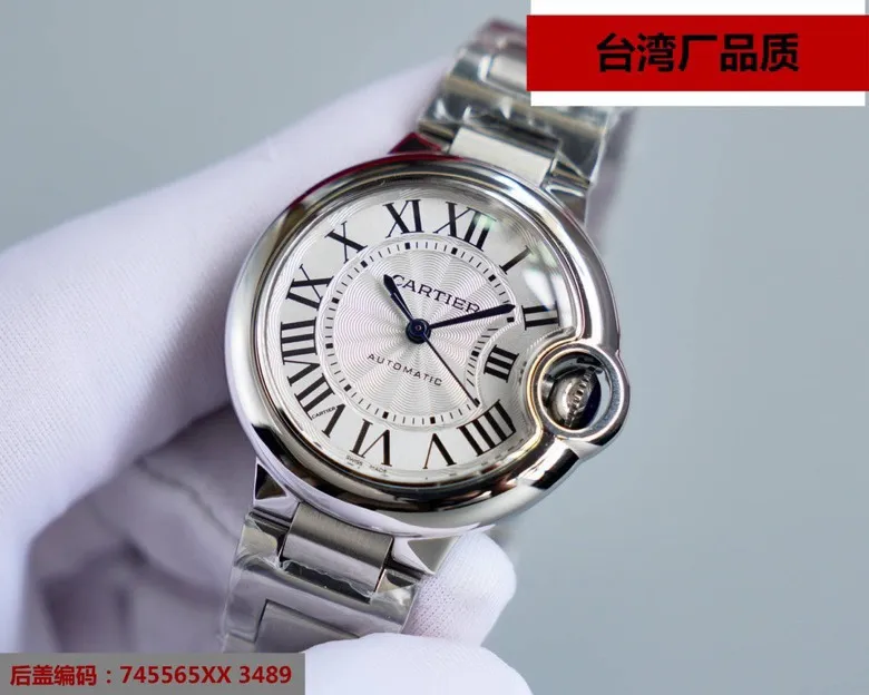 【Top replica】💰1920! Taiwan factory Blue Balloon V12 version, 33, 36 Japan machine, (look for the bottom cover code 745565xx3489), this series of watches is famous for its delicate style and elegant style in the Cartier watchmaking industry. Of course, this watch must have such characteristics. The color of the stainless steel case makes the watch as light as a balloon, and the blue crown seems to have disobediently deviated from the original planned trajectory, like a playful couple. The Roman numerals on the dial look retro and deep, decorated with guilloche patterns and sword-shaped hands. The entire watch gives people a delicate and considerate feel. Isn’t this what couples need? Built-in: Japan's Citizen fully automatic machine, also with Swiss quartz, water drop (fish eye bubble) sapphire glass mirror, highly waterproof, burnt steel blue pointer color, curvature shape of the crown
