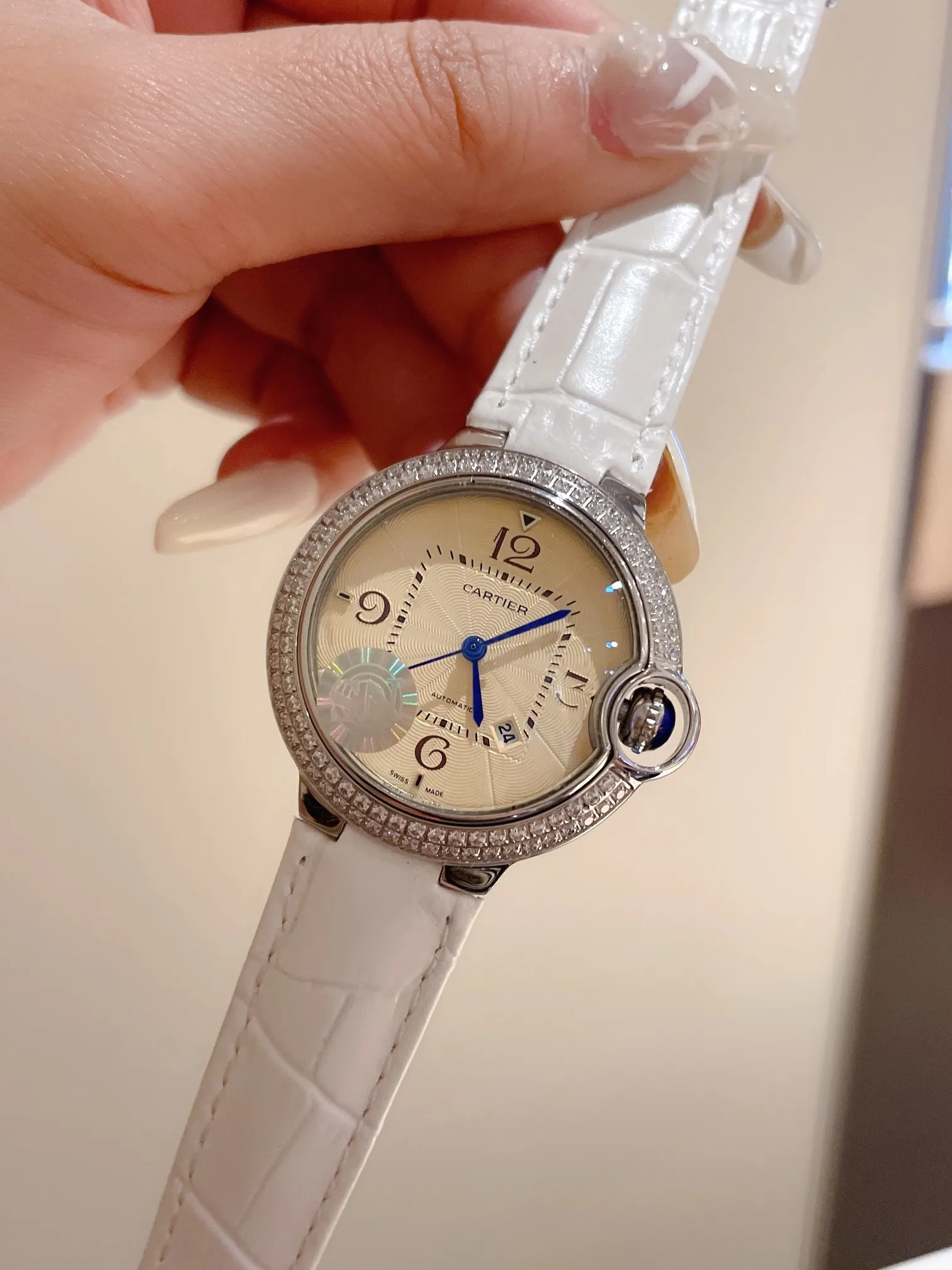 【High-end replica】💰1120! The Ballon Bleu de Cartier luxury watch series, with a versatile size of 33mm, is simple and unique in taste. It abandons the complicated and gorgeous decorations that are popular in modern times, reinterprets beauty with simplicity, and creates exclusive high quality. The dial is made of Swarovski crystal diamonds. The elegant, refined and noble temperament is fully displayed. The new crocodile pattern cowhide is more suitable for this summer. It is suitable for various high-end gathering occasions and is the best choice for matching with various sweaters and furs~~