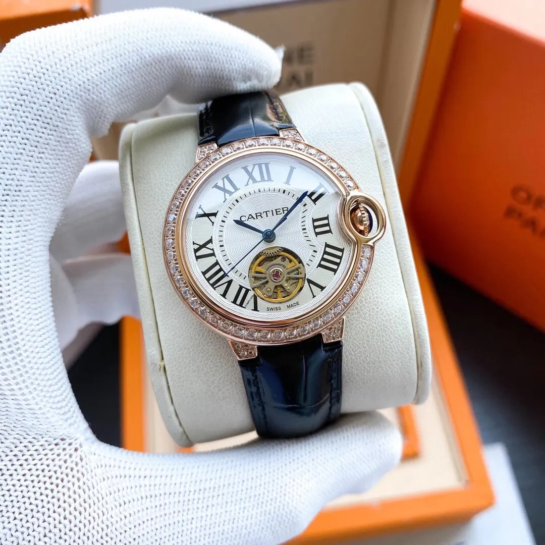 【Foreign Trade Import】💰1840! The Cartier Blue Balloon series and tourbillon mechanical women's watches are now on the market, exuding fashionable beauty. The operation of the movement flywheel is clear at a glance, showing nobility and luxury. Paired with imported Italian calfskin, it perfectly blends classicity and innovation. The diameter is 36mm wide and the thickness is 11mm🔥The top products are constantly produced🔥