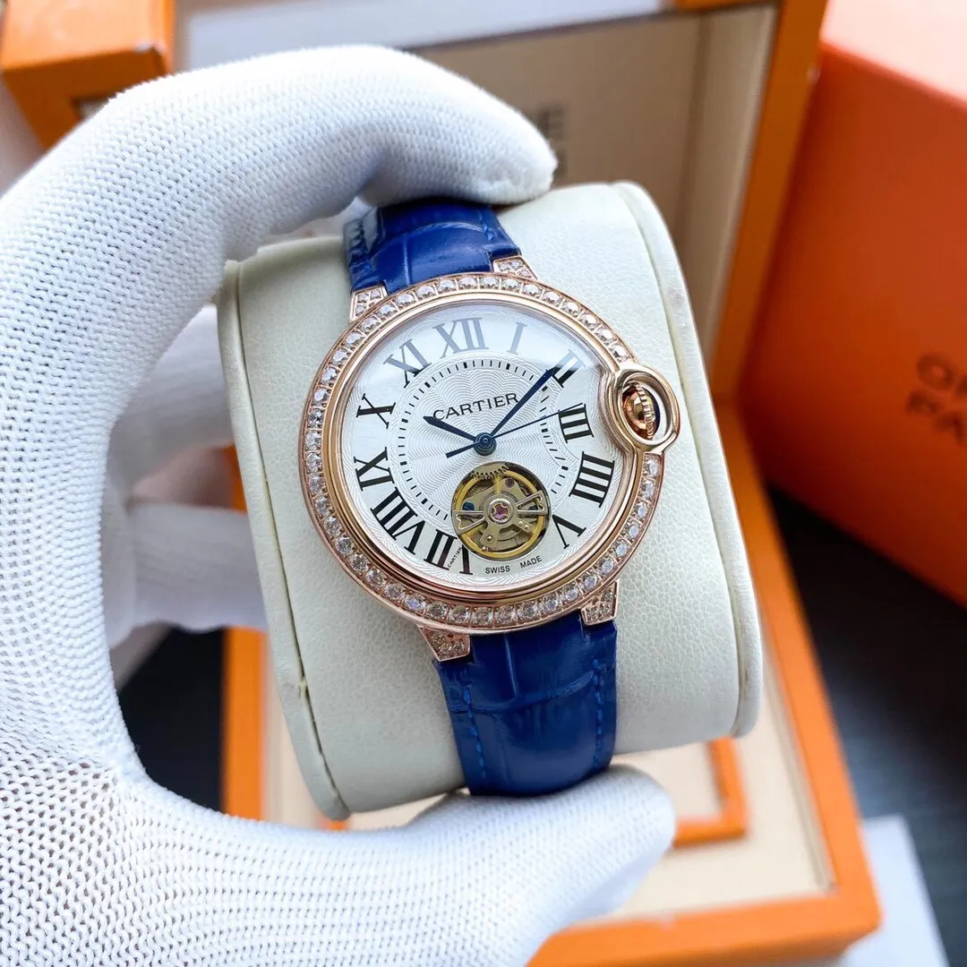 【Foreign Trade Import】💰1840! The Cartier Blue Balloon series and tourbillon mechanical women's watches are now on the market, exuding fashionable beauty. The operation of the movement flywheel is clear at a glance, showing nobility and luxury. Paired with imported Italian calfskin, it perfectly blends classicity and innovation. The diameter is 36mm wide and the thickness is 11mm🔥The top products are constantly produced🔥