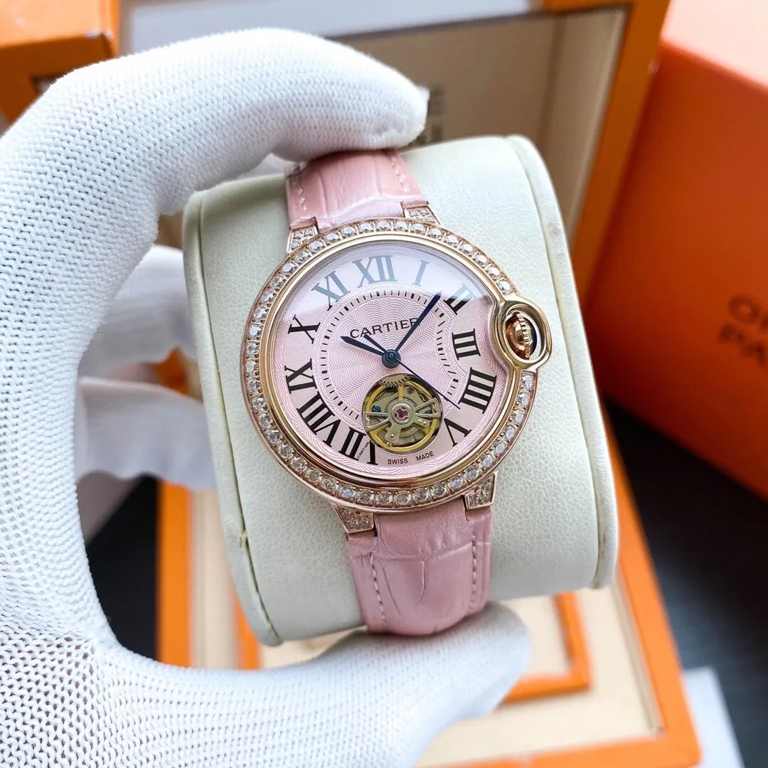 【Foreign Trade Import】💰1840! The Cartier Blue Balloon series and tourbillon mechanical women's watches are now on the market, exuding fashionable beauty. The operation of the movement flywheel is clear at a glance, showing nobility and luxury. Paired with imported Italian calfskin, it perfectly blends classicity and innovation. The diameter is 36mm wide and the thickness is 11mm🔥The top products are constantly produced🔥