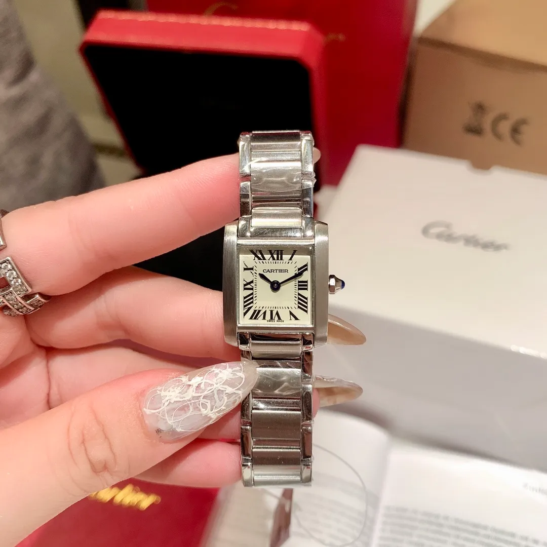 【High-end replica】💰1160! Cartier-CARTIER🌸🌸🌸The French Tank series launched in 1996, the case and strap are integrated into one design, making it the ultimate development of Cartier watch design. The jagged strap joints of its metal strap vividly represent the feeling of tank tracks, making this tank-inspired watch even more worthy of its name. The watch is exquisite and compact, very suitable for professional women to wear. Size 25X20