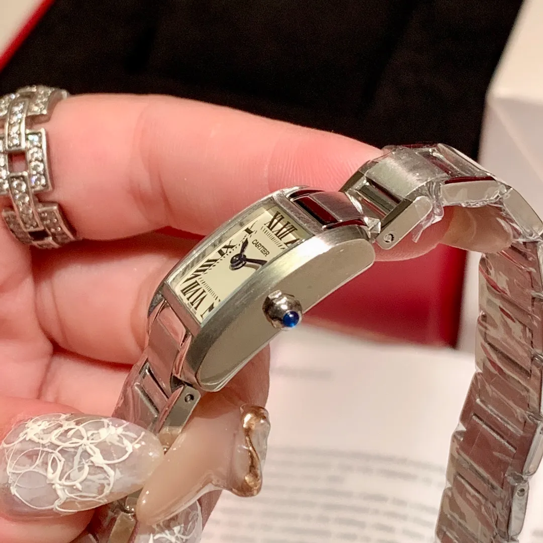 【High-end replica】💰1160! Cartier-CARTIER🌸🌸🌸The French Tank series launched in 1996, the case and strap are integrated into one design, making it the ultimate development of Cartier watch design. The jagged strap joints of its metal strap vividly represent the feeling of tank tracks, making this tank-inspired watch even more worthy of its name. The watch is exquisite and compact, very suitable for professional women to wear. Size 25X20