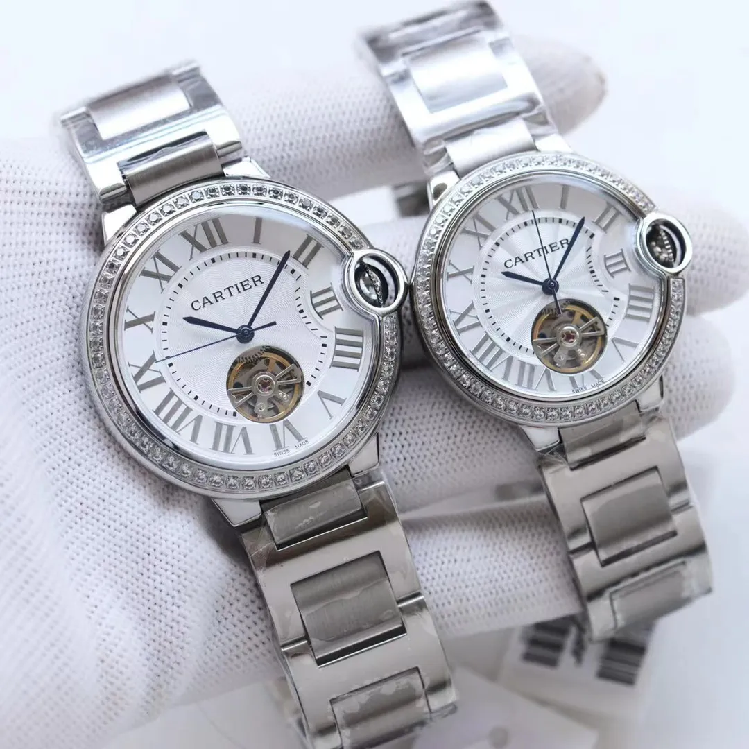 【Top replica】💰2560 each! Cartier's latest watch tourbillon for couples on the entire network: size 42mm36mm Cartier-Cartier Blue Balloon Flywheel Series 🎈 fisheye sapphire mirror) best-selling white Roman nail dial reveals fashionable beauty. The operation of the movement flywheel is clear at a glance, showing nobility and luxury. Water droplets: fish-eye bubble double sapphire mirror) (made of 316 fine steel) (steel blue sword-shaped pointer) 316 steel belt with original buckle type, Italian imported cowhide/316L stainless steel strap that perfectly blends classicity and innovation, please look for exclusive quality