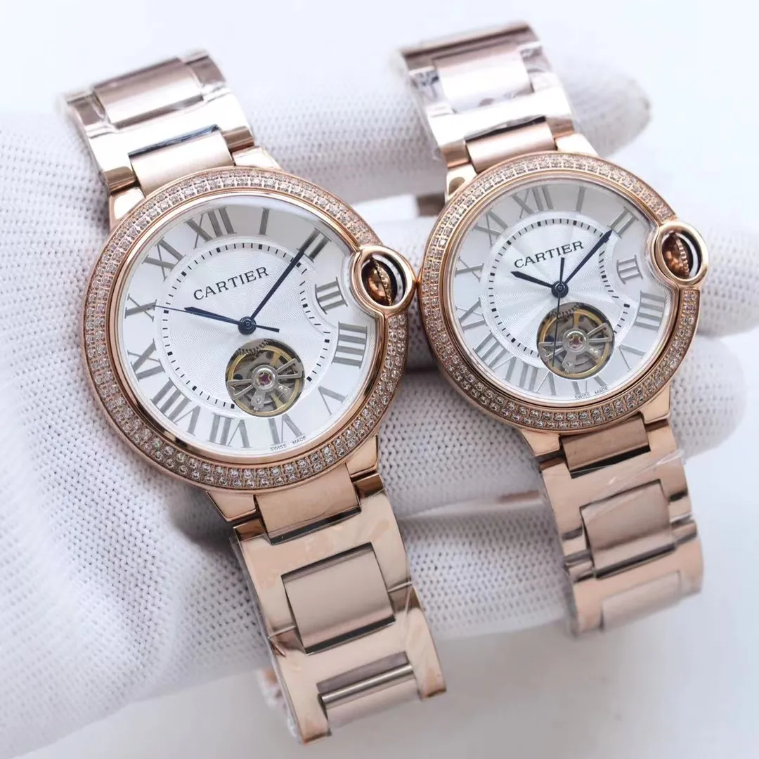 【Top replica】💰2560 each! Cartier's latest watch tourbillon for couples on the entire network: size 42mm36mm Cartier-Cartier Blue Balloon Flywheel Series 🎈 fisheye sapphire mirror) best-selling white Roman nail dial reveals fashionable beauty. The operation of the movement flywheel is clear at a glance, showing nobility and luxury. Water droplets: fish-eye bubble double sapphire mirror) (made of 316 fine steel) (steel blue sword-shaped pointer) 316 steel belt with original buckle type, Italian imported cowhide/316L stainless steel strap that perfectly blends classicity and innovation, please look for exclusive quality