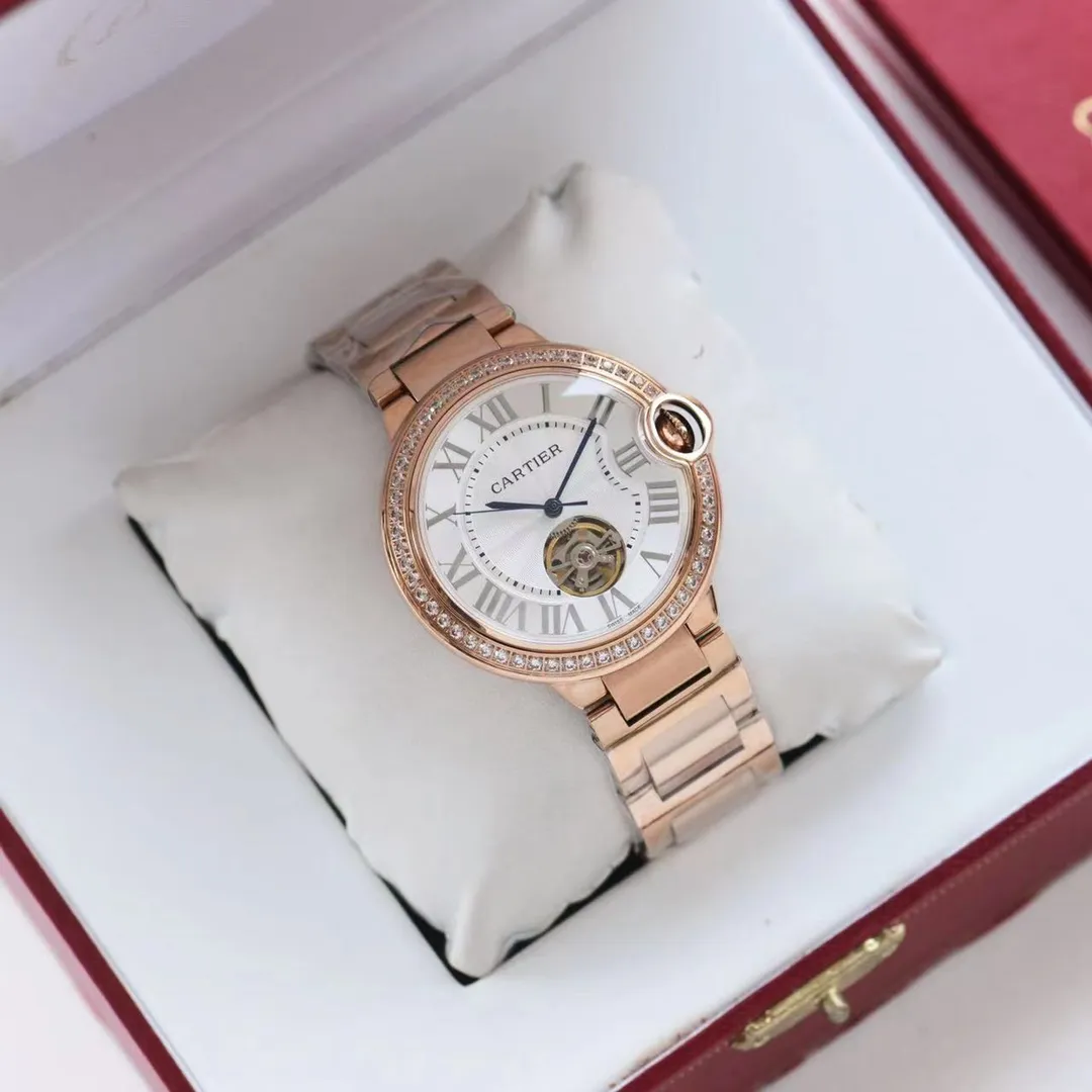 【Top replica】💰2560 each! Cartier's latest watch tourbillon for couples on the entire network: size 42mm36mm Cartier-Cartier Blue Balloon Flywheel Series 🎈 fisheye sapphire mirror) best-selling white Roman nail dial reveals fashionable beauty. The operation of the movement flywheel is clear at a glance, showing nobility and luxury. Water droplets: fish-eye bubble double sapphire mirror) (made of 316 fine steel) (steel blue sword-shaped pointer) 316 steel belt with original buckle type, Italian imported cowhide/316L stainless steel strap that perfectly blends classicity and innovation, please look for exclusive quality
