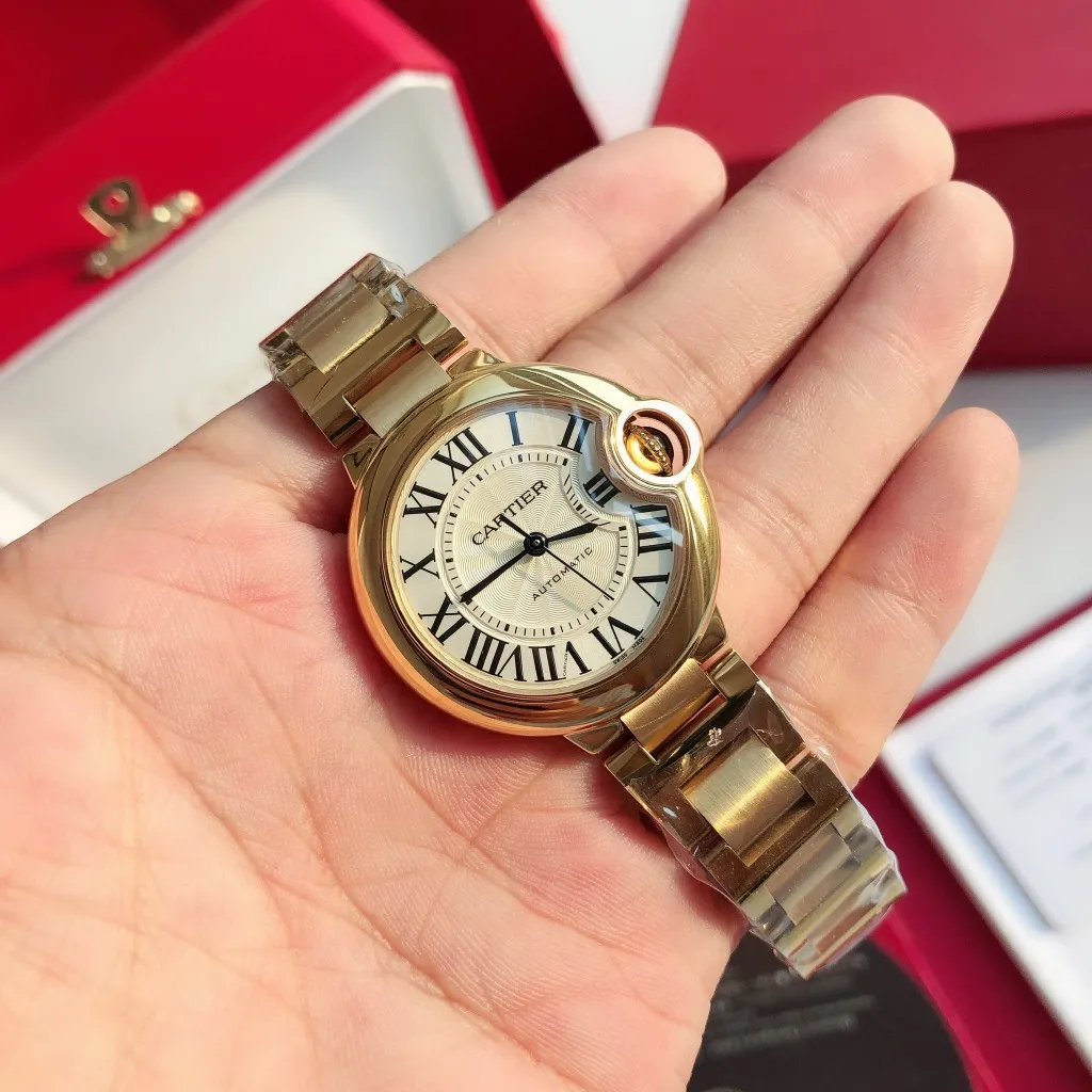 【Customized all-in-one machine】💰2360! 【Top replica】💰3300! Cartier 33mm blue balloon arrives! The exclusive quality of the classic blue balloon, a must-have model for goddesses. Highlight 1: The case is slender, the body has beautiful curvature, the lines are clear and full, the crown is in the middle, and the thickness of the body is only 10.8mm [strong] Highlight 2: The color of the crown appears sapphire blue under natural light and ruby red under the luminous pen. This technology is first used in the Citizen movement version [strong] Highlight 3: Same core as the big manufacturer, equipped with high-end women's mechanical movement Seiko NH05. This movement is widely used in women's models from big manufacturers, with excellent performance [strong] Highlight 4: Sapphire mirror, five-layer fisheye sapphire glass mirror, gracefully positioned crescent edge on the head, the slope and curvature are consistent with the original [strong] Highlight 5: Steel-band oscillating screws, using synchronous technology from big manufacturers, order original synchronous oscillating screws at a high price [strong] Based on the above-mentioned details, the overall shell shape and appearance lines are exquisite, with a high degree of integration and a number of high-end craftsmanship integrated into one, making it attractive for those who prefer low-cost products [Seduce]