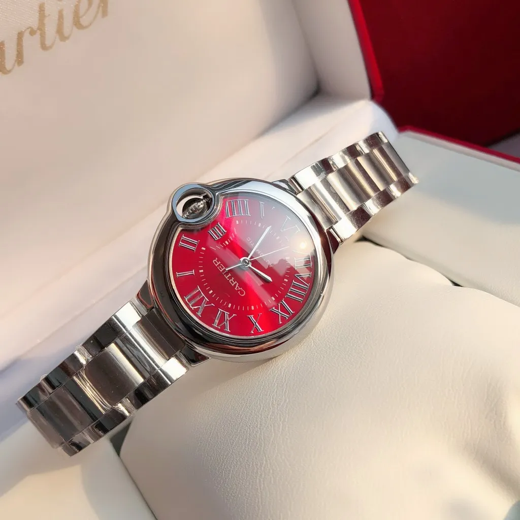【Customized all-in-one machine】💰2360! 【Top replica】💰3300! Cartier 33mm blue balloon arrives! The exclusive quality of the classic blue balloon, a must-have model for goddesses. Highlight 1: The case is slender, the body has beautiful curvature, the lines are clear and full, the crown is in the middle, and the thickness of the body is only 10.8mm [strong] Highlight 2: The color of the crown appears sapphire blue under natural light and ruby red under the luminous pen. This technology is first used in the Citizen movement version [strong] Highlight 3: Same core as the big manufacturer, equipped with high-end women's mechanical movement Seiko NH05. This movement is widely used in women's models from big manufacturers, with excellent performance [strong] Highlight 4: Sapphire mirror, five-layer fisheye sapphire glass mirror, gracefully positioned crescent edge on the head, the slope and curvature are consistent with the original [strong] Highlight 5: Steel-band oscillating screws, using synchronous technology from big manufacturers, order original synchronous oscillating screws at a high price [strong] Based on the above-mentioned details, the overall shell shape and appearance lines are exquisite, with a high degree of integration and a number of high-end craftsmanship integrated into one, making it attractive for those who prefer low-cost products [Seduce]