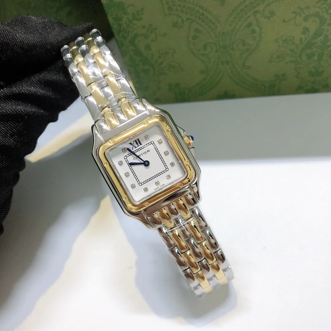 【Foreign trade import】💰1080! Cartier Panthère de Cartier cheetah watch, gorgeous and unruly, is the aesthetic style conveyed by Panthère de Cartier cheetah. Its lines are smooth, charming, soft and docile on the wrist, as if dancing on the skin. The unique shape highlights a mature, elegant, confident and attractive female image. The case is formed in one piece, with a size of 27mm for the medium size and 21mm for the small size. It is equipped with an original Swiss quartz movement, a 316L stainless steel case, a synthetic blue spinel on the crown, a silver-plated dial, and sword-shaped blue steel hands.