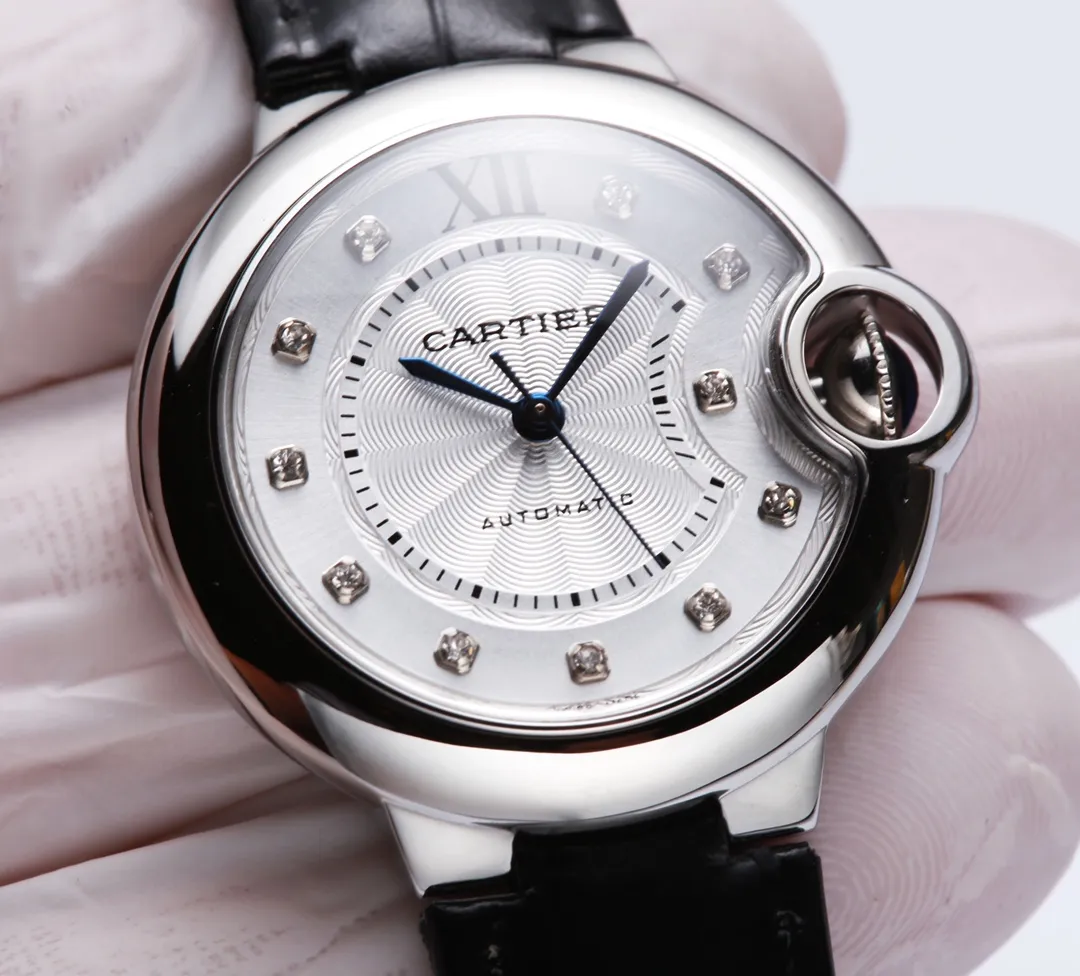 【High-end replica】💰1920! 【Top replica】💰2800! Cartier Blue Balloon 3284253191xx women's watch, size 33MM, double-shaped sapphire crystal glass, high-definition sun pattern silver-plated panel, burnt steel blue needle quenched at 1600 degrees Celsius , the drum-shaped head gem is full of blue light, and no matter how beautiful a watch is, it will be in vain if the movement is not good. Cartier is a well-known hot commodity in the purchasing circle, especially the Cartier Blue Balloon. As one of the most popular watches in the watch circle, it has always maintained its standing position. But its long history still cannot conceal its edge. , durable and never outdated, exclusive supply, this model is truly perfect in every detail regardless of "appearance" or "inside"! The original design of the mechanical watch is rich in connotation, the favorite of beautiful girls. Taiwan factory V6 blue balloon. [Case] In order to pursue the original flawless luster, mirror polishing On the basis of this, ultrasonic polishing technology is added instead of being pressed with a mold. [Literal text] The chrysanthemum pattern is super clear, the Roman printing ink has a three-dimensional effect, and the edges of the font are neat and have no burrs. [Hands] Use top-grade burnt steel blue hands with the best hardness. The head is made of the same material as the original - synthetic spinel (which can be understood as blue sapphire crystal glass), and the color and transparency are impeccable. After complicated grinding tool adjustments, the head data is consistent with the original, and it has reached the universal interchange level. The head will not lose sapphire after the upgrade. [Bottom cover] The screws on the upgraded bottom cover are smooth and smooth. The fonts on the bottom cover are deeper and the fonts are as bright as the original ones. [Watch strap] The buckle is tight and the dead corners are polished in place. It adopts imported call076 automatic winding movement. Focus is an attitude, produced by JH!