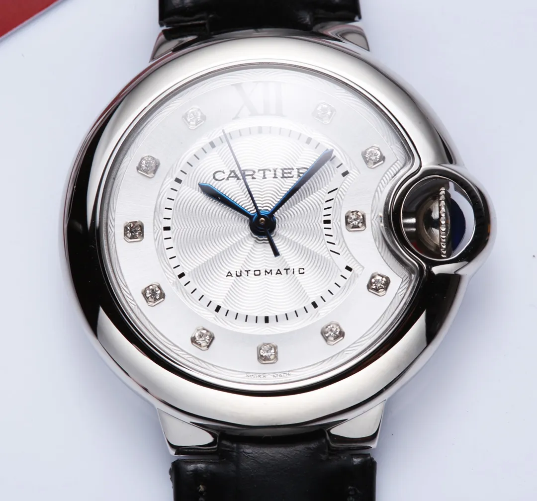 【High-end replica】💰1920! 【Top replica】💰2800! Cartier Blue Balloon 3284253191xx women's watch, size 33MM, double-shaped sapphire crystal glass, high-definition sun pattern silver-plated panel, burnt steel blue needle quenched at 1600 degrees Celsius , the drum-shaped head gem is full of blue light, and no matter how beautiful a watch is, it will be in vain if the movement is not good. Cartier is a well-known hot commodity in the purchasing circle, especially the Cartier Blue Balloon. As one of the most popular watches in the watch circle, it has always maintained its standing position. But its long history still cannot conceal its edge. , durable and never outdated, exclusive supply, this model is truly perfect in every detail regardless of "appearance" or "inside"! The original design of the mechanical watch is rich in connotation, the favorite of beautiful girls. Taiwan factory V6 blue balloon. [Case] In order to pursue the original flawless luster, mirror polishing On the basis of this, ultrasonic polishing technology is added instead of being pressed with a mold. [Literal text] The chrysanthemum pattern is super clear, the Roman printing ink has a three-dimensional effect, and the edges of the font are neat and have no burrs. [Hands] Use top-grade burnt steel blue hands with the best hardness. The head is made of the same material as the original - synthetic spinel (which can be understood as blue sapphire crystal glass), and the color and transparency are impeccable. After complicated grinding tool adjustments, the head data is consistent with the original, and it has reached the universal interchange level. The head will not lose sapphire after the upgrade. [Bottom cover] The screws on the upgraded bottom cover are smooth and smooth. The fonts on the bottom cover are deeper and the fonts are as bright as the original ones. [Watch strap] The buckle is tight and the dead corners are polished in place. It adopts imported call076 automatic winding movement. Focus is an attitude, produced by JH!