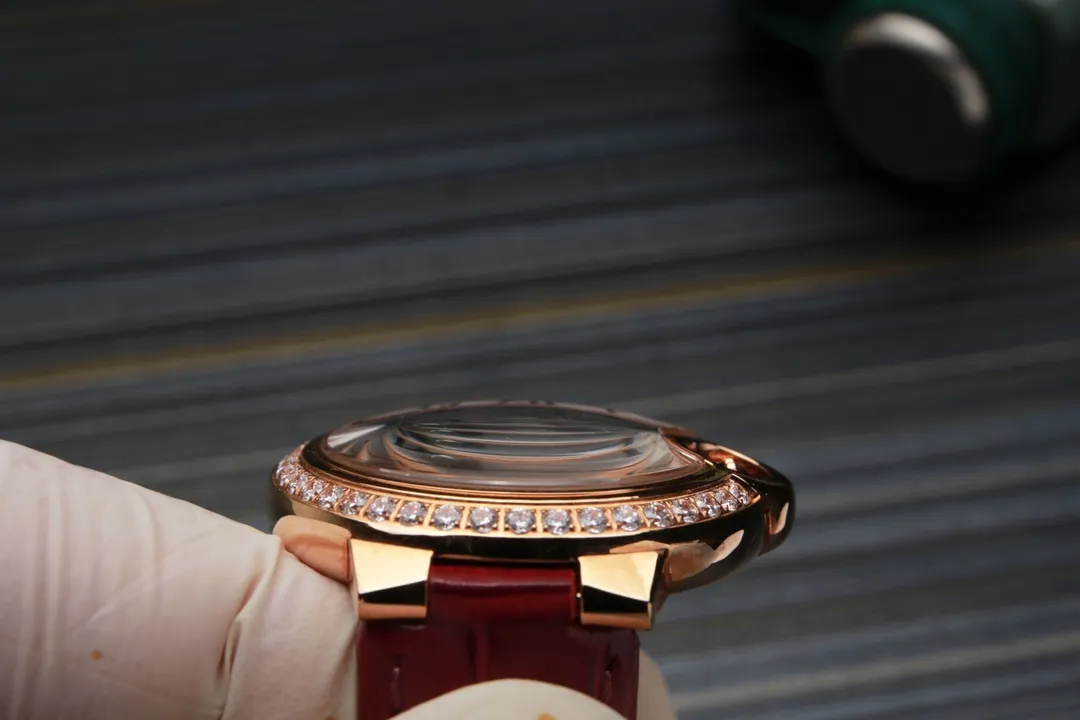 Cartier "Cartier" movement: Swiss 2836 fully automatic mechanical movement, original 1:1 replica, 33MM, convex curved case, super A stainless steel case (fine workmanship, waterproof level up to 5 degrees.) Double-eye sapphire glass, guilloche dial, sword-shaped hands. In the world of Cartier watchmaking, the Ballon Bleu watch is famous for its delicate style and elegant style. Waterproof: 5 degrees (all shipments have been tested) (focus on original new machines) Focus on quality and never forget the original intention! Real display, produced by JH!