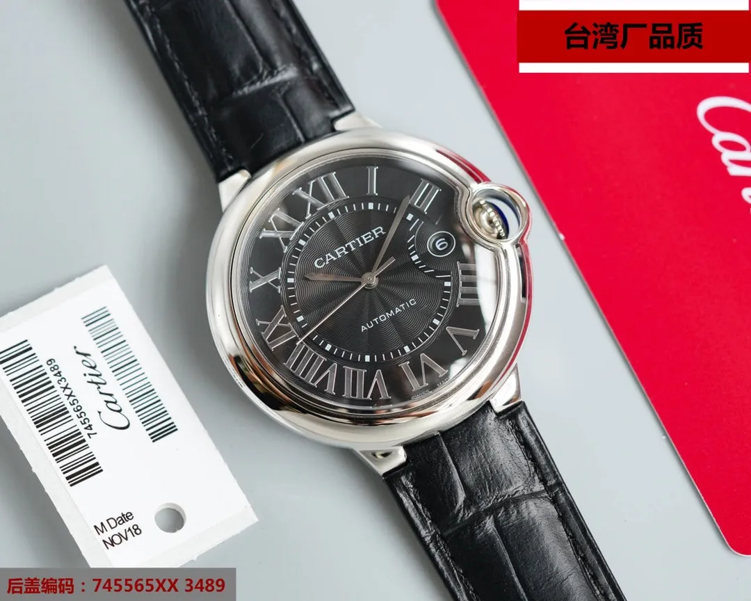 【High-end replica】💰1720! Taiwan-made Blue Balloon V6 version, 42-size imported Swiss 2836 machine. This series of watches is famous for its delicate style and elegant style in the Cartier watchmaking industry. Of course, this watch must have such characteristics. The color of the stainless steel case makes the watch as light as a balloon, and the blue crown seems to have disobediently deviated from the original planned trajectory, like a playful couple. The Roman numerals on the dial look retro and deep, decorated with guilloche patterns and sword-shaped hands. The entire watch gives people a delicate and considerate feel. Isn’t this what couples need? Built-in: Japan's Citizen fully automatic machine, also with Swiss quartz, water drop (fish eye bubble) sapphire glass mirror, highly waterproof, burnt steel blue pointer color, curvature shape of the crown