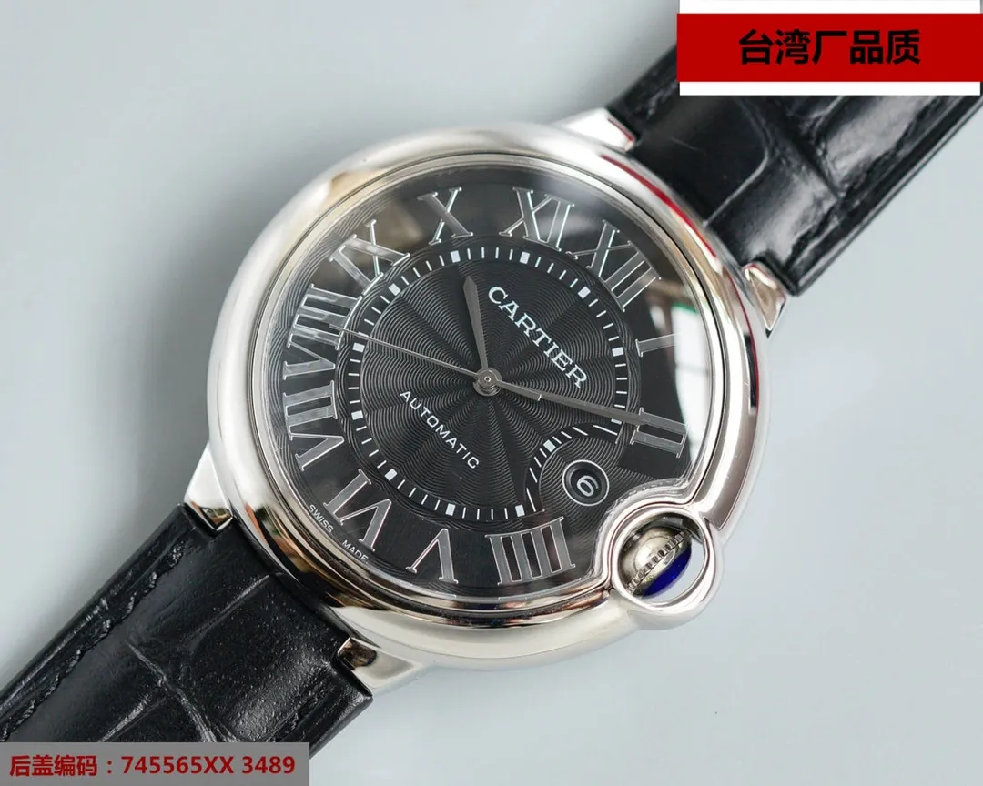 【High-end replica】💰1720! Taiwan-made Blue Balloon V6 version, 42-size imported Swiss 2836 machine. This series of watches is famous for its delicate style and elegant style in the Cartier watchmaking industry. Of course, this watch must have such characteristics. The color of the stainless steel case makes the watch as light as a balloon, and the blue crown seems to have disobediently deviated from the original planned trajectory, like a playful couple. The Roman numerals on the dial look retro and deep, decorated with guilloche patterns and sword-shaped hands. The entire watch gives people a delicate and considerate feel. Isn’t this what couples need? Built-in: Japan's Citizen fully automatic machine, also with Swiss quartz, water drop (fish eye bubble) sapphire glass mirror, highly waterproof, burnt steel blue pointer color, curvature shape of the crown