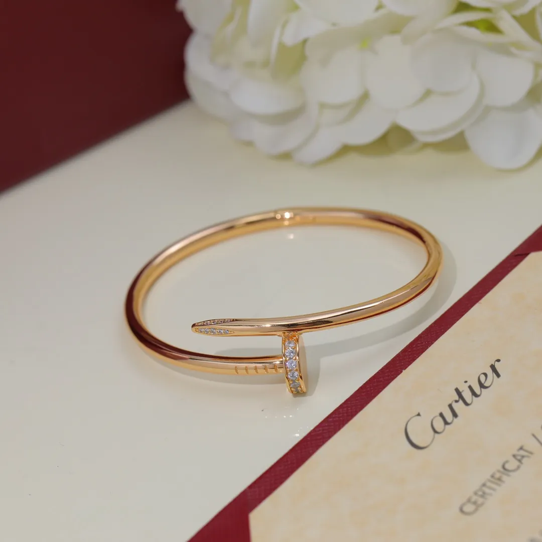 【Purchasing quality】💰360! Cartier Cartier diamond nail bracelet 🔨Juste un Clou series art and design exhibition was unveiled in Milan, interpreting "when ordinary becomes precious". The Juste un Clou art installation is located in the Garage Sanremo Art Museum. Traditional machinery and hardware parts have been transformed gorgeously. Through ingenious design and artistic expression, everything in the house has become extraordinary from the inside out. The sub-gold material is electroplated with three layers of thick gold, which is environmentally friendly and long-lasting. ❗All three colors are available, with logo engraved inside❗
