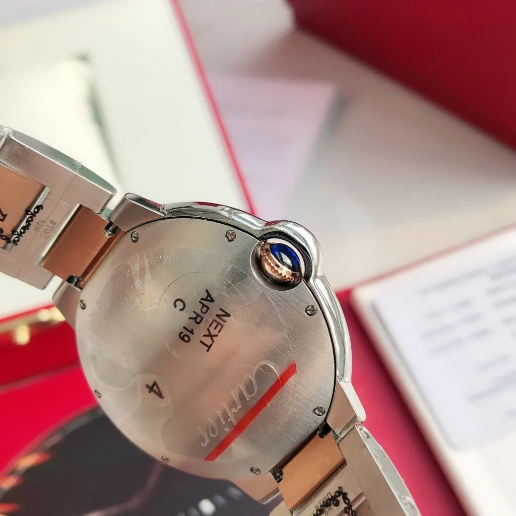 [High-end replica] 💰1160 men and 650 women! [Customized all-in-one machine]💰2100 men and 1280 women! Cartier Blue Balloon 33mm, 42mm Couple Matching Blue Balloon [Color] More beautiful combinations are waiting for you to discover [Upon appearance, heavily honed] After many years of long-term development, it has finally become a sharp weapon, the first choice for love, a hot-selling hot model [Color] The 42mm men's model of the Blue Balloon series is equipped with imported 9015 all-in-one machine movement, and the details of the shell appearance are exquisite and beautiful The 33mm women's model is equipped with the original Seiko NH05 movement, which is as thin as 10.8mm, slender and round, and vividly reproduces the essence of the original genuine product. Based on the above-mentioned details, the overall shell shape and appearance lines are beautiful and highly integrated, integrating multiple high-end craftsmanship!