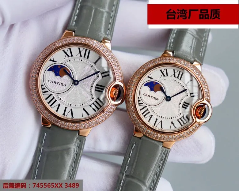 【Top replica】💰1920! [Taiwan Factory Star Series 762 Swiss Quartz Machine] 🌹Cartier Blue Balloon Series, this series of watches is famous for its delicate style and elegant style in the Cartier watchmaking industry. Of course, this watch must have such characteristics. The color of the stainless steel case makes the watch as light as a balloon, and the blue crown seems to have disobediently deviated from the original planned trajectory, like a playful couple. The Roman numerals on the dial look retro and deep, decorated with guilloche patterns and sword-shaped hands. The entire watch gives people a delicate and considerate feel. Isn’t this what couples need? Water drop (fish eye bubble) sapphire glass mirror, highly waterproof, burnt steel blue pointer color, head curvature🎈