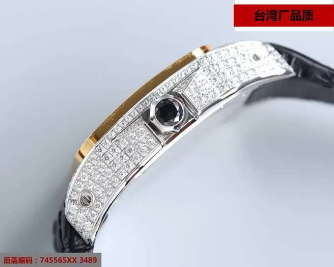 【Top replica】💰3300! The Taiwan factory has always been striving for excellence and continuously launched one sales champion after another, with miraculous sales. Imported "tapered" sapphire mirror ➕Taiwan factory's exclusive shell case (100% waterproof) Brand: Cartier (men's favorite) Type: Santos series (sales champion) Strap: Genuine cowhide strap Shell case: Made of genuine 316L stainless steel to create "water chestnut, curvature, sand, and stitching" that are polished with the same craftsmanship as the genuine product This effect cannot be achieved. Mirror: Imported "tapered" sapphire glass (never scratched) Movement, 8215 new machine, (zero repair) Size: diameter 42MM, thickness 11MM Waterproof ring: all are made of the same color as the genuine product. "Yellow" is not the black of other versions on the market ⚠️Please look for exclusive quality