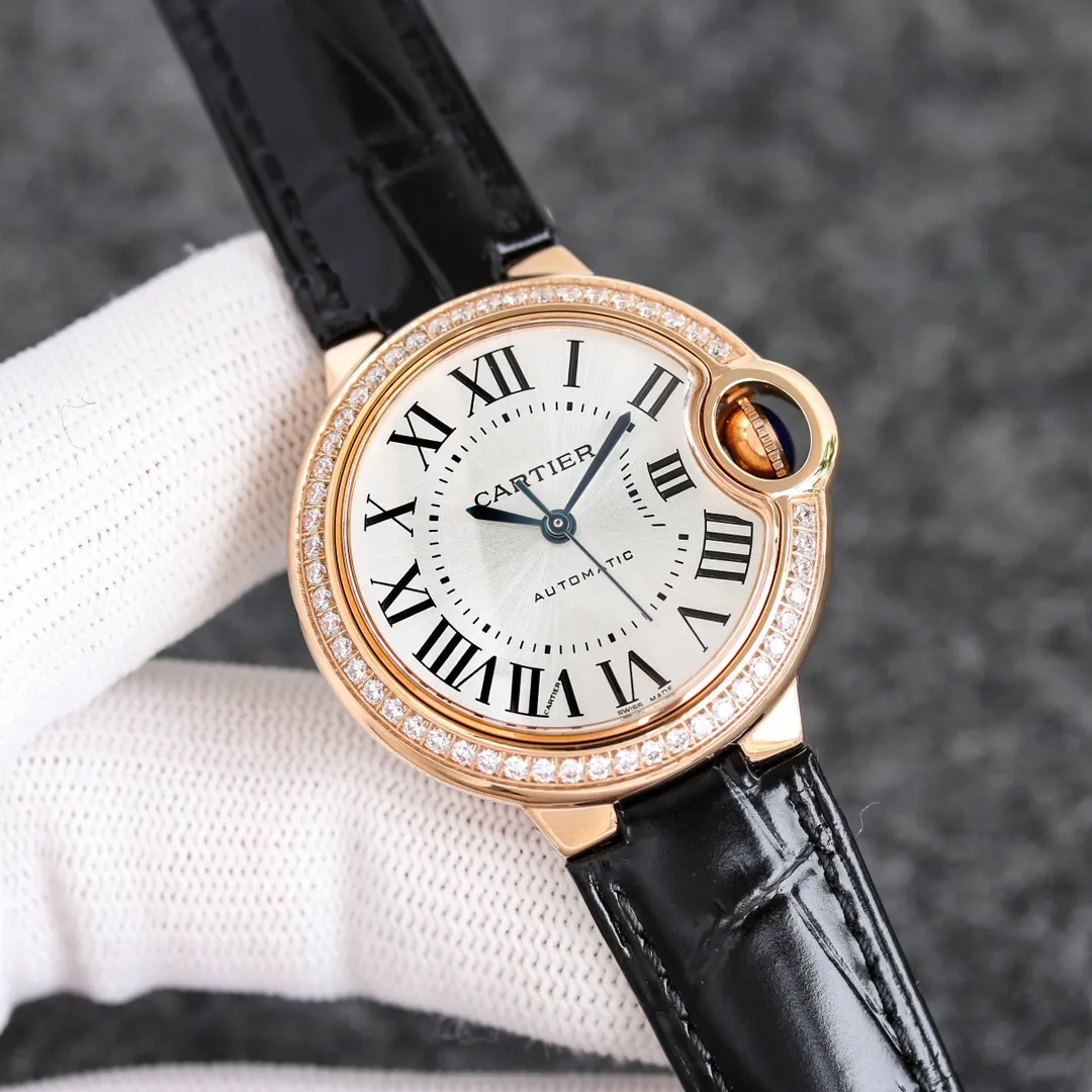 Taiwan Factory Blue Balloon, 33 Mechanical Japanese Machinery recently launched the pin buckle series (look for the bottom cover code 745565xx3489). This series of watches is famous for its delicate style and elegant style in the Cartier watchmaking industry. Of course, this watch must have such characteristics. The color of the stainless steel case makes the watch as light as a balloon, and the blue crown seems to have disobediently deviated from the original planned trajectory, like a playful couple. The Roman numerals on the dial look retro and deep, decorated with guilloche patterns and sword-shaped hands. The entire watch gives people a delicate and considerate feel. Isn’t this what couples need? Built-in: Japan's Citizen fully automatic machine, also with Swiss quartz, water drop (fish eye bubble) sapphire glass mirror, highly waterproof, burnt steel blue pointer color, curvature shape of the crown