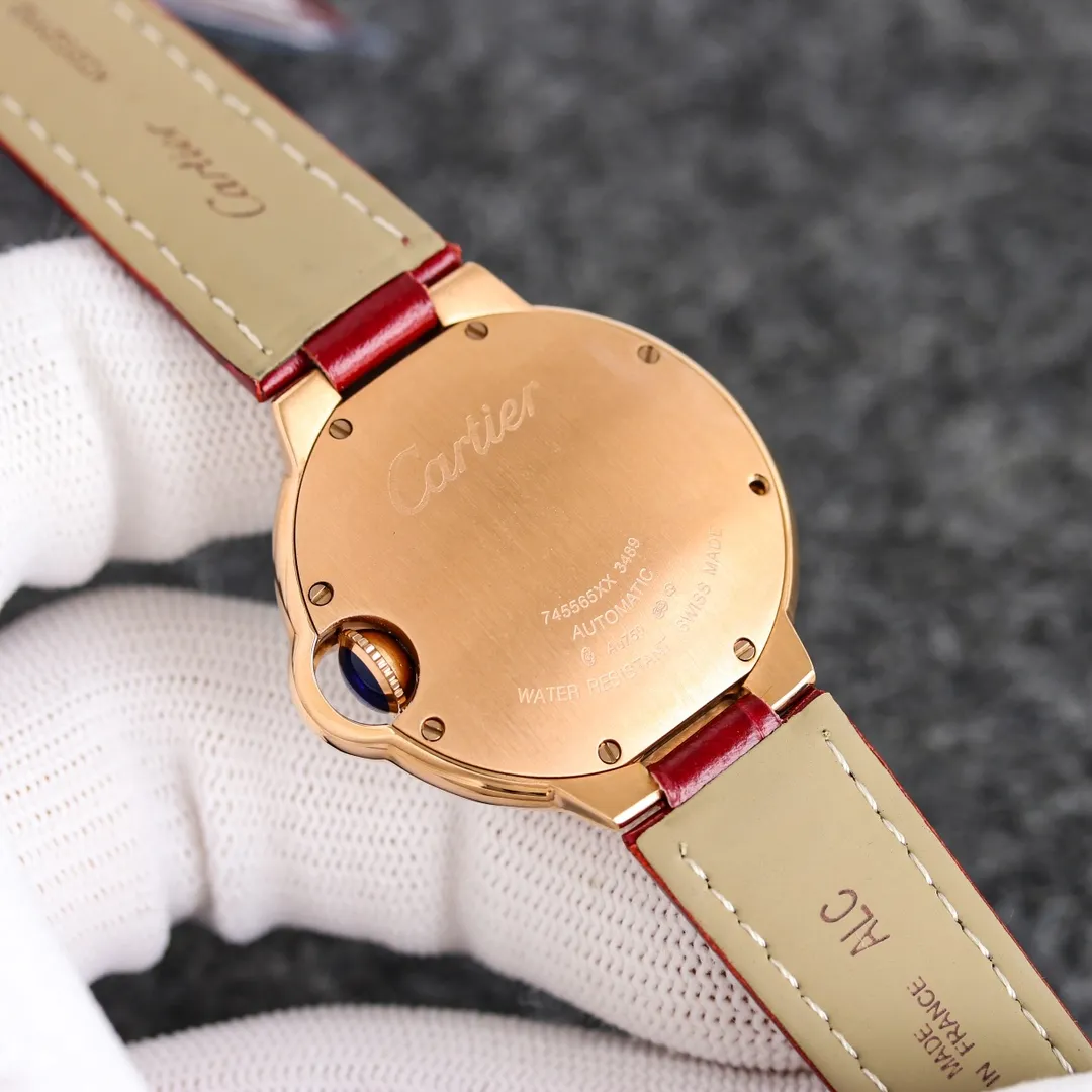 Taiwan Factory Blue Balloon, 33 Mechanical Japanese Machinery recently launched the pin buckle series (look for the bottom cover code 745565xx3489). This series of watches is famous for its delicate style and elegant style in the Cartier watchmaking industry. Of course, this watch must have such characteristics. The color of the stainless steel case makes the watch as light as a balloon, and the blue crown seems to have disobediently deviated from the original planned trajectory, like a playful couple. The Roman numerals on the dial look retro and deep, decorated with guilloche patterns and sword-shaped hands. The entire watch gives people a delicate and considerate feel. Isn’t this what couples need? Built-in: Japan's Citizen fully automatic machine, also with Swiss quartz, water drop (fish eye bubble) sapphire glass mirror, highly waterproof, burnt steel blue pointer color, curvature shape of the crown