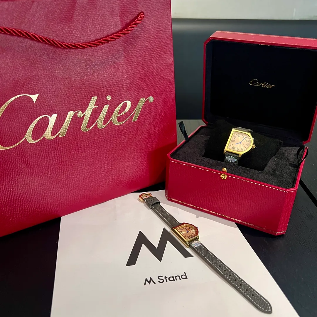 [High-end replica] 💰1120 each! Cartier clock series. The history of the Cartier Cloche watch can be traced back to 1920, and it is one of Cartier's least produced series of works. The watch gets its name from the peculiar shape of the case - it looks like a "desktop bell" when placed horizontally, and Cloche means "bell" in French. This special shape allows the case to stand on the table like a mini clock. Size large 30 mm small 24 mm