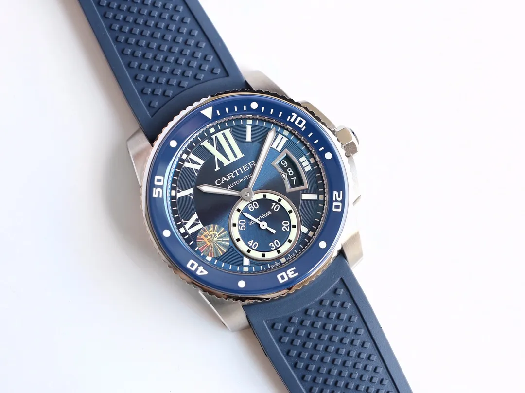 【Top replica】💰2400! Cartier CALIBRE DE CARTIER diving series, the watch can be called Cartier's new generation iconic masterpiece, 316 stainless steel case, ceramic super luminous aperture, super luminous dial, calendar is consistent with the original black background and white font display, sapphire blue light glass mirror, 42x11mm, equipped with Cal.1904-PS automatic mechanical movement, imported natural rubber strap, Super LumiNova luminous coated triangular hour markers, a diving watch that combines fashion and sports, is tough and domineering. Wearing it can highlight the charm of men and show their temperament.