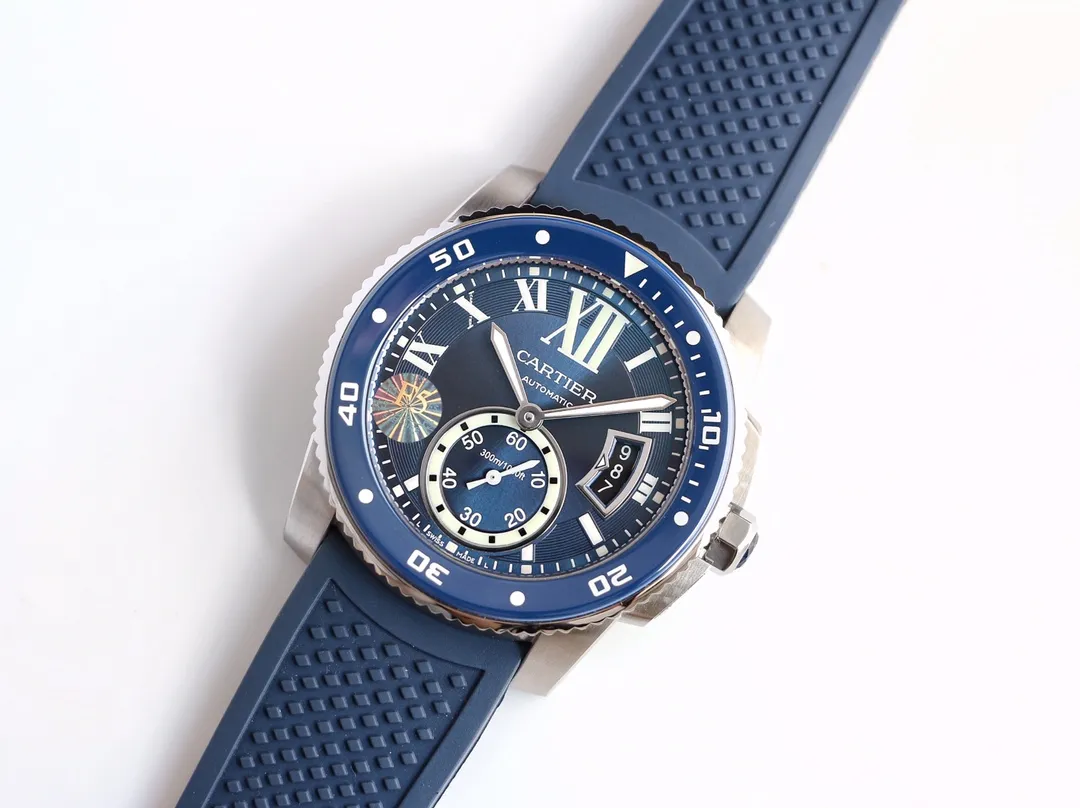 【Top replica】💰2400! Cartier CALIBRE DE CARTIER diving series, the watch can be called Cartier's new generation iconic masterpiece, 316 stainless steel case, ceramic super luminous aperture, super luminous dial, calendar is consistent with the original black background and white font display, sapphire blue light glass mirror, 42x11mm, equipped with Cal.1904-PS automatic mechanical movement, imported natural rubber strap, Super LumiNova luminous coated triangular hour markers, a diving watch that combines fashion and sports, is tough and domineering. Wearing it can highlight the charm of men and show their temperament.