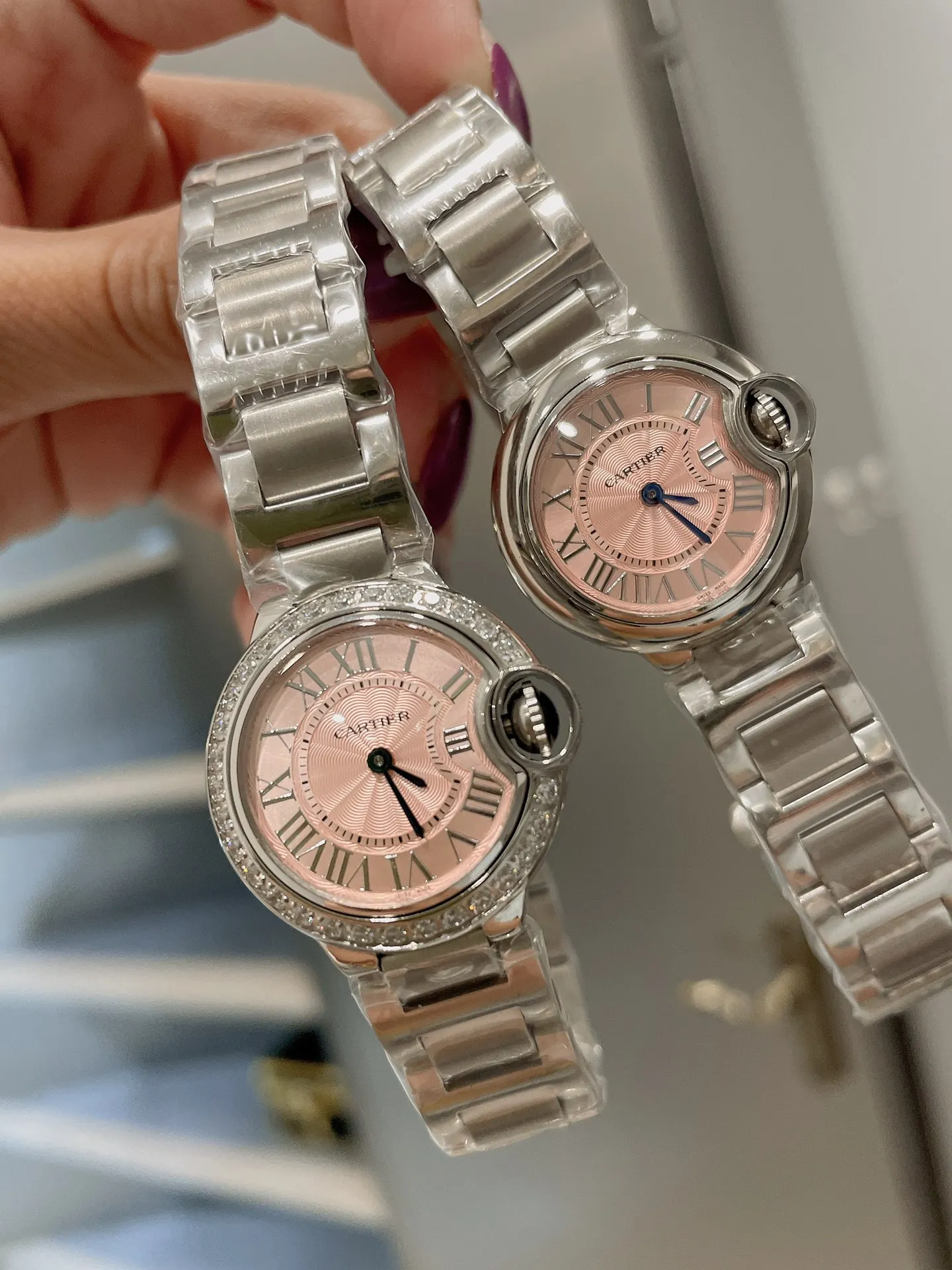 【Foreign trade import】💰960! Blue Balloon 28mm Pink Palette is coming‼ ️One of the hottest styles in the world! A classic that can carry the years and never go out of style! ! The movement is quartz. Cartier, the world's top jewelry and watch brand, has produced many classics in its long brand history, such as legendary series of watches such as Santos and Tank. The most popular style of Cartier watches in recent years is undoubtedly the Ballon Bleu. With its ultra-thin body and light texture, the ultra-thin watch interprets the usual elegance of the Blue Balloon watch series to the extreme.