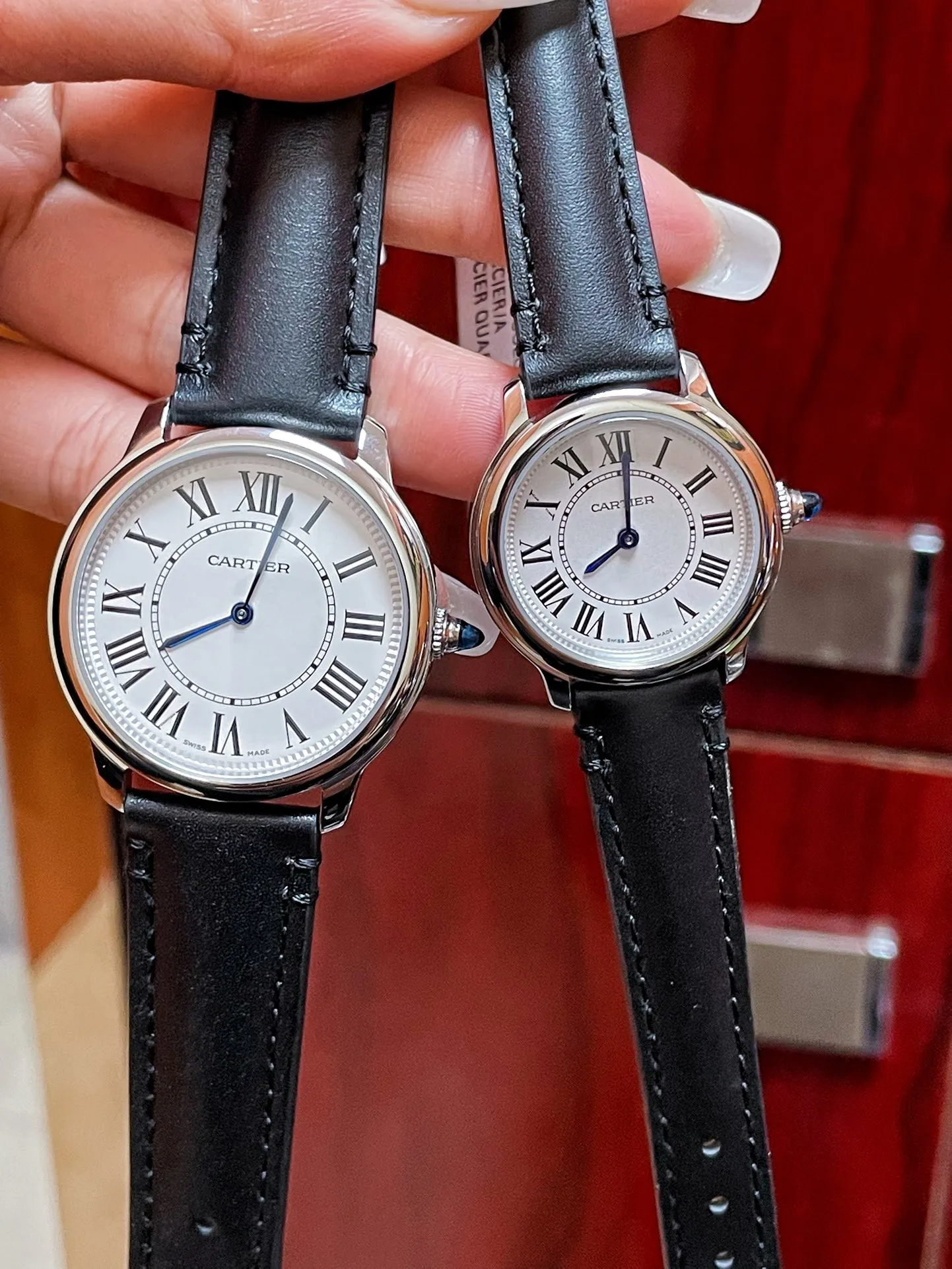 [High-end replica] 💰1120 each! 💜Cartier Ronde Must London series quartz watch! The tag, bottom cover, and warranty card have the same three numbers. The new London RondeMust series watch has a new dial: the bezel is more plump and rounded, and the silver sandblasted dial is equipped with minute and second tracks and embossed decoration! Simple and elegant, timeless. Unique crown: set with a cabochon spinel! Exquisite and elegant, it highlights the style of the watch. The size is small 29mm*7.54 and medium 36mm*7.54.