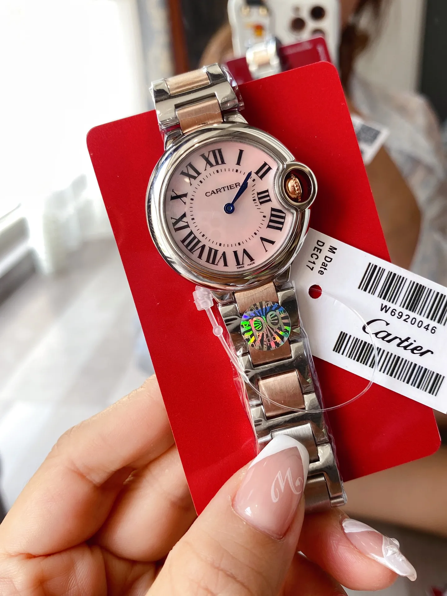 【Foreign trade import】💰1120! Cartier's classic Blue Balloon "Ca is a cost-effective replica of the strap screw hole, truly a 1:1 replica. With its convex curved case, guilloche dial, and sword-shaped hands, in the world of Cartier watchmaking, the Ballon Bleu watch is famous for its delicate style and elegant style.