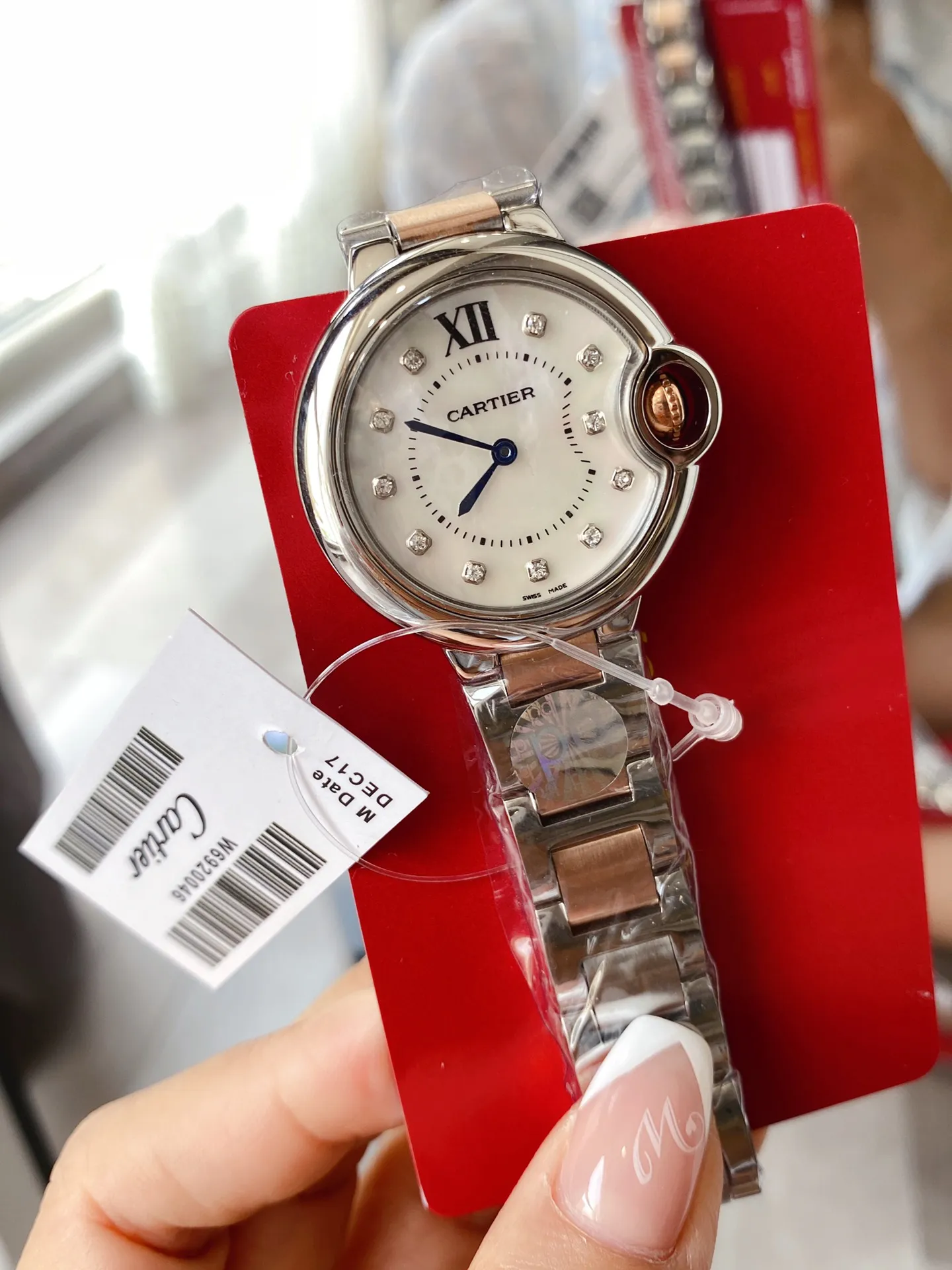 【Foreign trade import】💰1120! Cartier's classic Blue Balloon "Ca is a cost-effective replica of the strap screw hole, truly a 1:1 replica. With its convex curved case, guilloche dial, and sword-shaped hands, in the world of Cartier watchmaking, the Ballon Bleu watch is famous for its delicate style and elegant style.