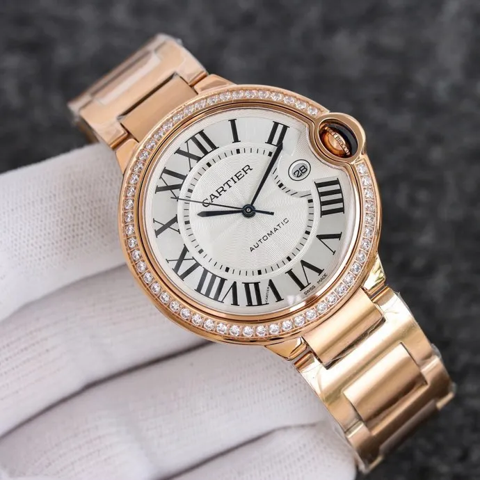 The 42 size upgraded version of the Taiwan factory is equipped with 2824 Ruijie, 1, dark yellow lettering, 2 baked blue hands, 3 original sand buckle, 4 centered handle, 5, obvious crescent. This series of watches is famous for its delicate style and elegant style in the Cartier watchmaking industry. Of course, this watch must have such characteristics. The color of the stainless steel case makes the watch as light as a balloon, and the blue crown seems to have disobediently deviated from the original planned trajectory, like a playful couple. The Roman numeral hour markers look retro and deep on the dial, decorated with guilloche patterns and sword-shaped hands. The entire watch gives people a delicate and considerate feel. Isn’t that what couples need? Waterdrop (fish eye bubble) sapphire glass mirror. Highly waterproof. Curved handle shape.