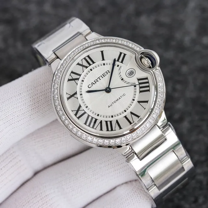 The 42 size upgraded version of the Taiwan factory is equipped with 2824 Ruijie, 1, dark yellow lettering, 2 baked blue hands, 3 original sand buckle, 4 centered handle, 5, obvious crescent. This series of watches is famous for its delicate style and elegant style in the Cartier watchmaking industry. Of course, this watch must have such characteristics. The color of the stainless steel case makes the watch as light as a balloon, and the blue crown seems to have disobediently deviated from the original planned trajectory, like a playful couple. The Roman numeral hour markers look retro and deep on the dial, decorated with guilloche patterns and sword-shaped hands. The entire watch gives people a delicate and considerate feel. Isn’t that what couples need? Waterdrop (fish eye bubble) sapphire glass mirror. Highly waterproof. Curved handle shape.