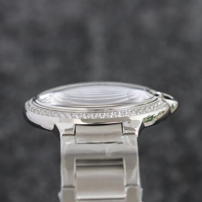 The 42 size upgraded version of the Taiwan factory is equipped with 2824 Ruijie, 1, dark yellow lettering, 2 baked blue hands, 3 original sand buckle, 4 centered handle, 5, obvious crescent. This series of watches is famous for its delicate style and elegant style in the Cartier watchmaking industry. Of course, this watch must have such characteristics. The color of the stainless steel case makes the watch as light as a balloon, and the blue crown seems to have disobediently deviated from the original planned trajectory, like a playful couple. The Roman numeral hour markers look retro and deep on the dial, decorated with guilloche patterns and sword-shaped hands. The entire watch gives people a delicate and considerate feel. Isn’t that what couples need? Waterdrop (fish eye bubble) sapphire glass mirror. Highly waterproof. Curved handle shape.