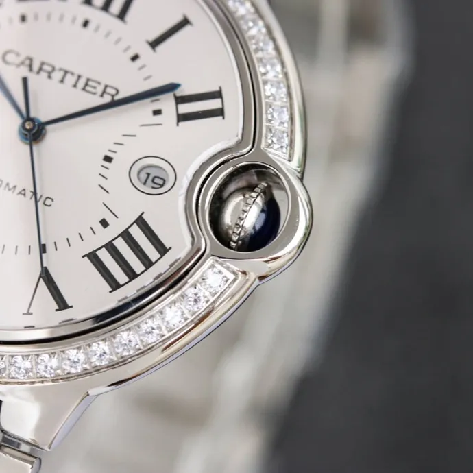 The 42 size upgraded version of the Taiwan factory is equipped with 2824 Ruijie, 1, dark yellow lettering, 2 baked blue hands, 3 original sand buckle, 4 centered handle, 5, obvious crescent. This series of watches is famous for its delicate style and elegant style in the Cartier watchmaking industry. Of course, this watch must have such characteristics. The color of the stainless steel case makes the watch as light as a balloon, and the blue crown seems to have disobediently deviated from the original planned trajectory, like a playful couple. The Roman numeral hour markers look retro and deep on the dial, decorated with guilloche patterns and sword-shaped hands. The entire watch gives people a delicate and considerate feel. Isn’t that what couples need? Waterdrop (fish eye bubble) sapphire glass mirror. Highly waterproof. Curved handle shape.